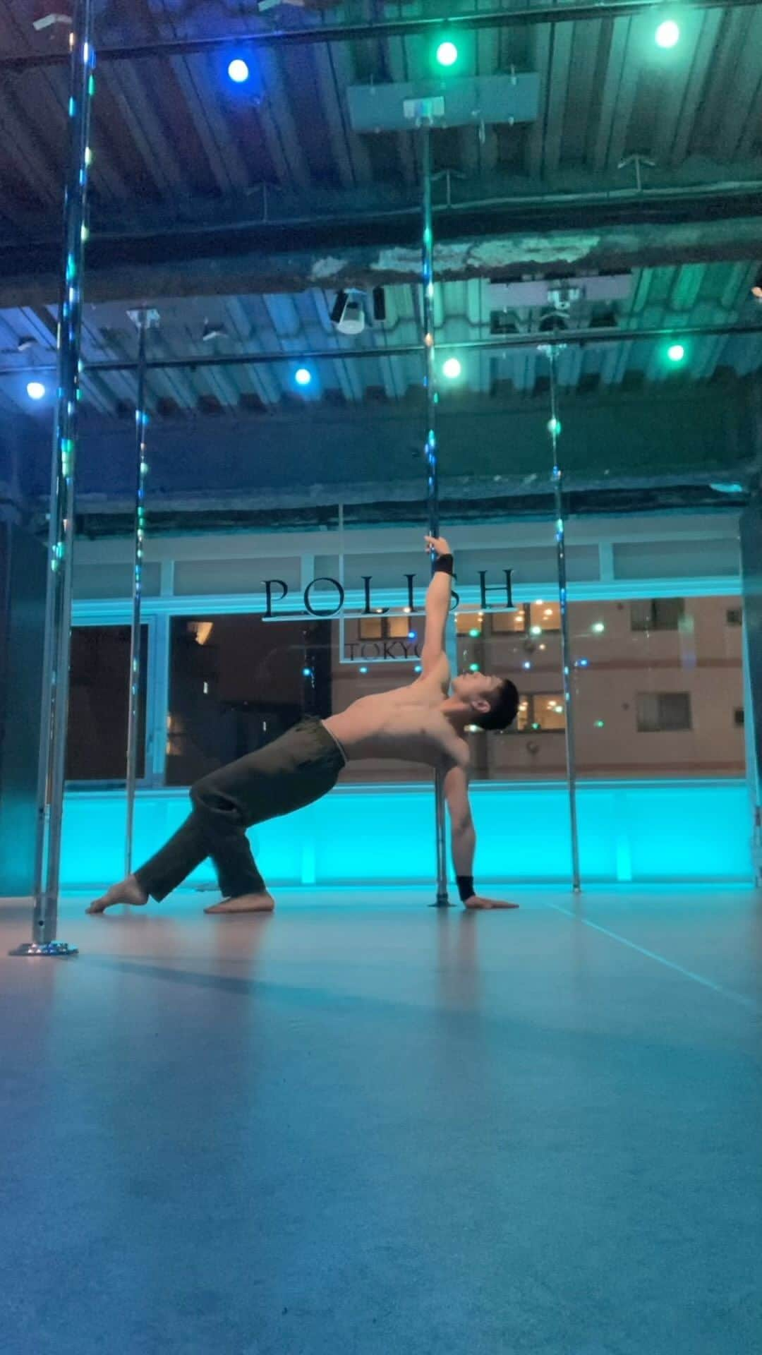 NISHIOのインスタグラム：「➰🙊 . . . . . #dance #dancer #performance #performer #polemove #pdstaticcombo #poledancemotivation #polelove #static #poletrickoftheday #pdshouldermount #pdtrick #noa #pop #japan #japanese #tokyo #東京 #gotanda #五反田 #polish #ポールダンス #poledance #ダンス #トレーニング #ポールダンサー #ポールダンス初心者 #carnival #burlesque #cabaret」