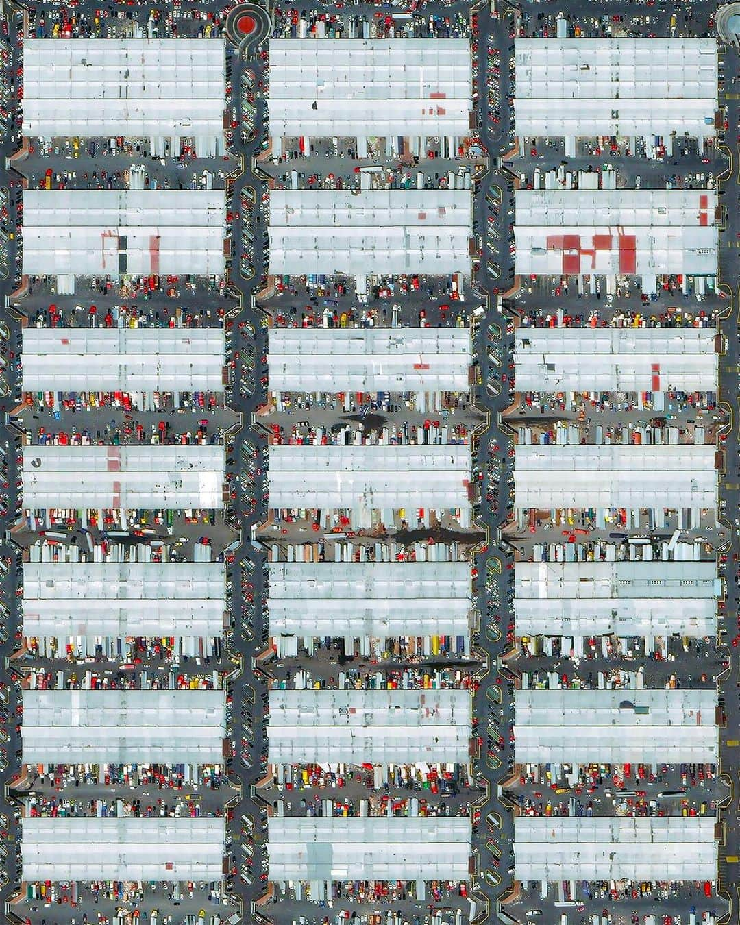 Daily Overviewさんのインスタグラム写真 - (Daily OverviewInstagram)「Thousands of trucks and cars surround the Central de Abasto, Mexico City’s largest wholesale market for produce and other foodstuffs. The market serves more than 300,000 people and handles over 30,000 tons of merchandise each day — representing 80% of the consumption of the Mexico City metropolitan area.  Created by @dailyoverview Source imagery: @maxartechnologies」12月12日 0時30分 - dailyoverview