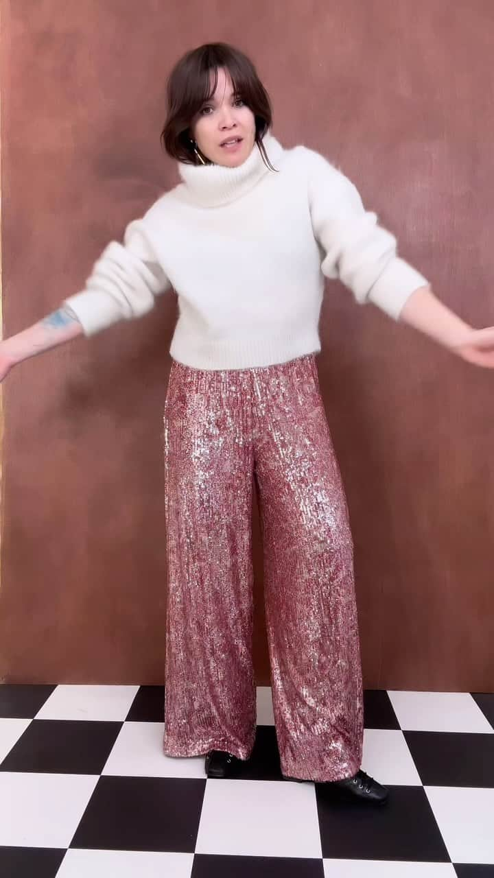 lisa gachetのインスタグラム：「Notre 3 façons de porter du jour présenté par @lisagachet ✨ Le magnifique pantalon Sam Sequins ! Parfait pour les fêtes 🎄 Une petite surprise à la fin de la vidéo où Lisa vous montre comment porter le haut Cléo Sequins au quotidien ❤️  🍋 #makemylemonade #ideeslooks #sequins」