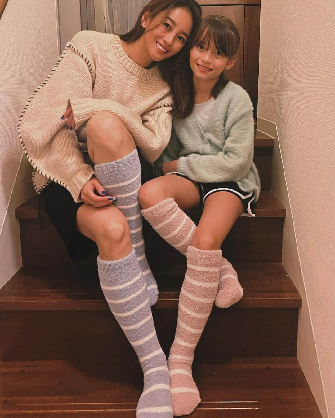 大桑マイミのインスタグラム：「この冬欠かせないアイテム。Recommend☝️ @kairo.socks  ふかふかで気持ちい〜 ぬくぬく足ほっかほか。ハイソックスなのも有り難い。 娘も履くようになったからお揃い☝️❤️です。 お家時間を快適に。  #ぽかぽかカイロソックス  #カイロソックス #機能性ソックス #lifesmilemarchegift #PR」