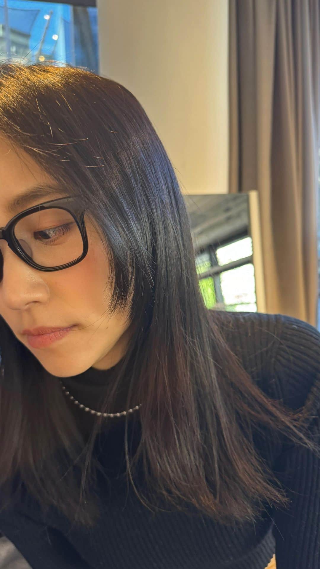 Rienaのインスタグラム：「ブリーチで痛んだ髪の 髪質改善へ行ってきたよ！  高濃度水素トリートメント✨  仕上がりに感動して、 すごいすごいしつこかったかな？😅  ドライヤー後、いつも手ぐしをすると絡まって 指が通らないんだけど、 トリートメント後はサラサラで絡む事なく、 手ぐしが出来るように🥹😍  感動✨  ノンアイロンでこのサラサラ！  💡水素抗酸化トリートメントはここでしか受けられないそうです‼️  定期的に通って、サラサラヘアー目指します🥰 【Regen Lab】 📍 東京都港区南青山5-13-2CISCビル3F 表参道駅徒歩5分」