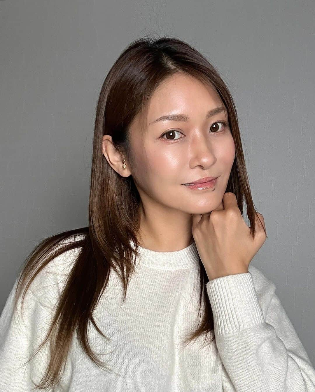 Sayaka.Mのインスタグラム：「. 今回、花王さんの サツドラinesアンバサダーに就任しました👩 inesは頭皮ケア🧴のブランドです  １か月商品を利用させて頂いて 納得してからお引き受けさせて頂きました  化粧水とかクリームとか、クレンジングとか 顔に関することには色々気にしてこだわっていたけど 髪の件は気にしても 中々、頭皮のケアを気にしていなかったんです  40代になると髪だけでなく頭皮のケアも 必要だと本当に痛感していました😱  特に今時期は、乾燥も進むし 髪の毛自体にもダメージがあるので サウナ行くにもいつも自前のシャンプーセットを持っていきます  今回使用したのは クリームセラム クレンズです  このクリームセラム クレンズは泡立たないタイプの クリームシャンプーでありながら、 爽快感があって洗い心地も気持ちいいんです！  1本４役で、頭皮クレンジングやシャンプーだけではなく、頭皮うるおいケアやトリートメント機能もあり、しっかりとした髪のまとまりがありました（しっかりと髪がまとまりました？） これは1本だけで本当に綺麗に仕上がるんです  私はInstagramあんまり長文になる事ないんですが これはおススメ出来るので長い❣  他の商品も使ってみました  スクラブで頭⽪を洗浄するマッサージシャンプー ジェントル スクラブ クレンズ ↓ 泥パックのマッサージトリートメント タラソ スパ クリーム ↓ 頭⽪⽤保湿美容液 アクア チャージ ムース これは爽快感凄くてサウナ🧖♀後、気持ち良すぎ  こちらもすっごくオススメです お取り扱いは、北海道内の実店舗ではサツドラさんのみです👌 是⾮チェックしてみてください  #花王 #ines #サツドラ #頭皮マッサージ #頭皮クレンジング #イネス #クリームシャンプー #inesbeauty #サッポロドラックストアー #シャンプー」