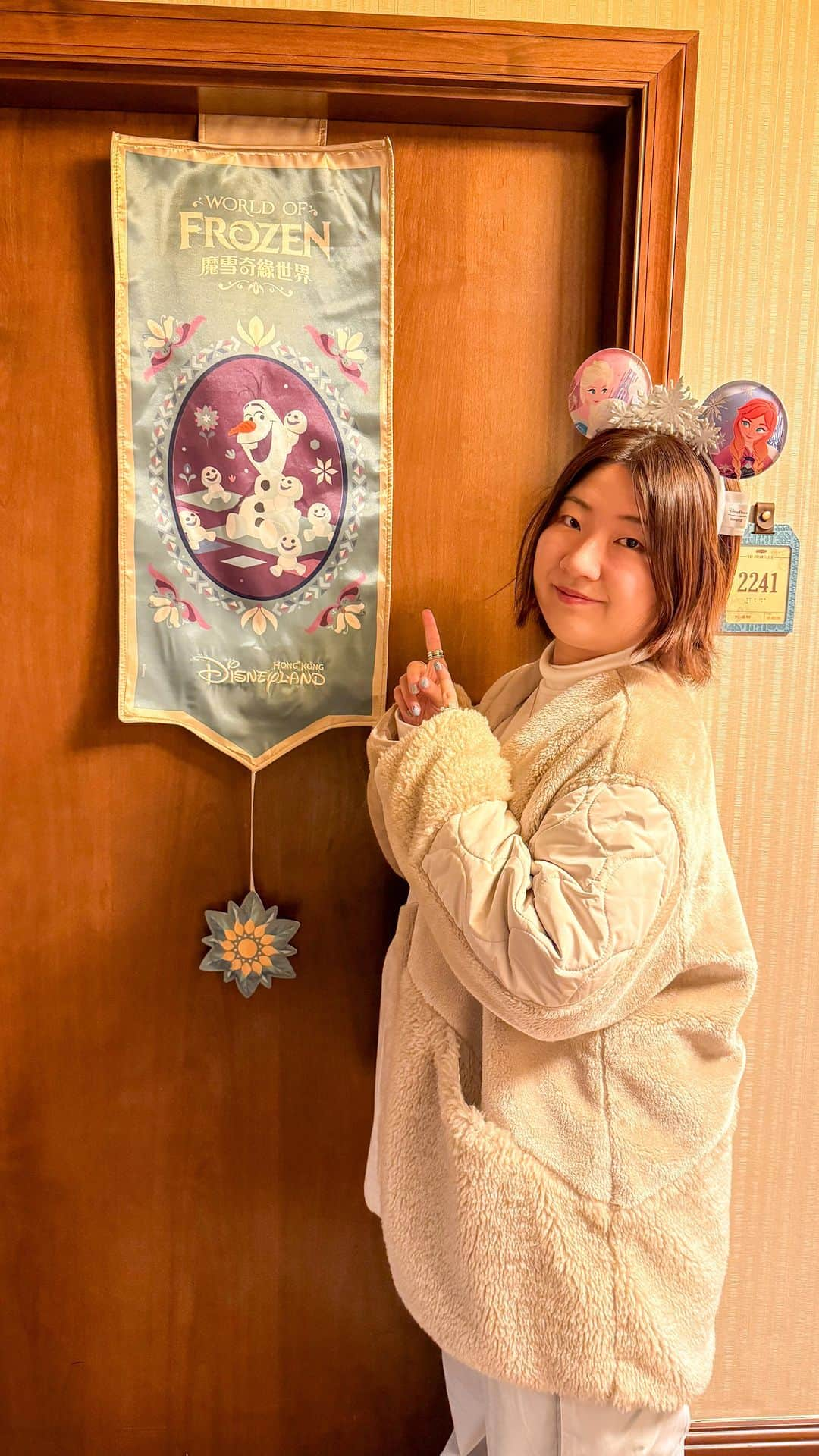 Hatamaのインスタグラム：「＊  ＊  Hong Kong Disneyland Diseny Explorers Lodge ❄️World Of Frozen In-Room Celebration❄️  .  冬の香港では、ディズニー・エクスプローラーズ・ロッジにお泊まりしました。 そこで、ワールド・オブ・フローズンの客室セレブレーションを体験しました✨  .  宿泊予約の際に追加しておくと、ここでしか手に入らない可愛いデコレーションがお部屋に準備されています。  セット内容は、  ・ドアデコレーション ・玄関マット ・アメニティポーチ ・スリッパセット  価格は宿泊代金➕HK$599です。  すべて持ち帰り可能なのでお土産にもなりますね〜⛄️  お部屋でも、サマー・スノー・デイのお祝いできる素敵なオプション。  サプライズにもおすすめです🥰  .  #hongkongdisneyland #hkdl #worldoffrozen #disneyexplorerslodge  #香港ディズニーランド #ワールドオブフローズン #アナと雪の女王  #ディズニーエクスプローラーズロッジ」