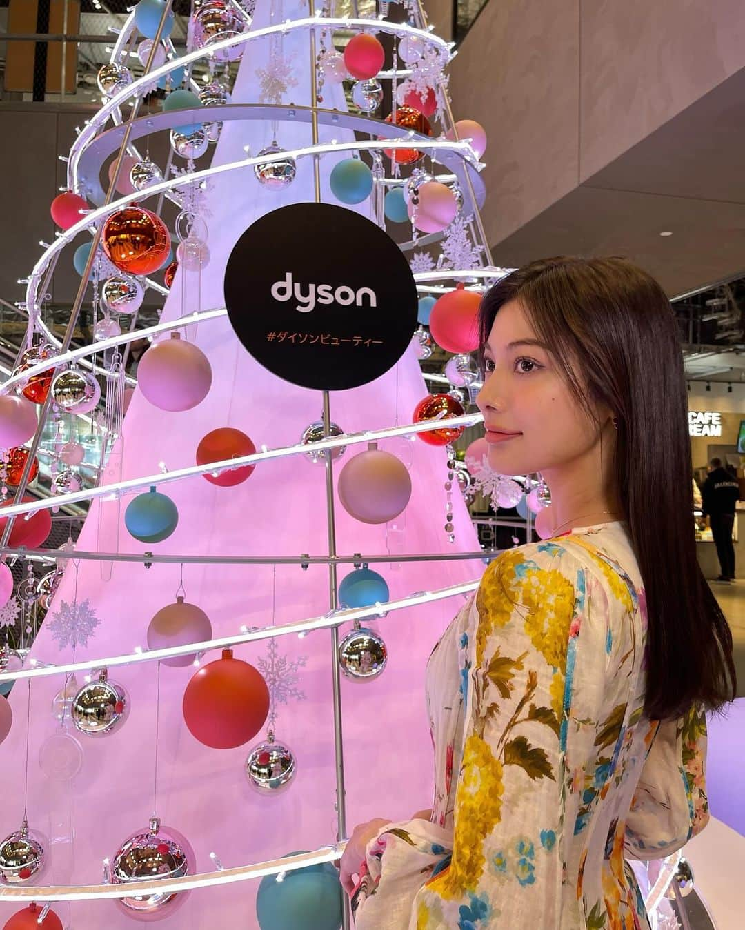 せたこさんのインスタグラム写真 - (せたこInstagram)「ダイソン ビューティー クリスマスイベントに行ってきました🎄  Dyson Supersonic Shine ヘアドライヤーは高性能でデザインもおしゃれで普段から愛用しているの🥹  クリスマスプレゼントにもぴったりだなって思いました🫶🏻 購入特典でミラーやブラシも付いてくるみたい！  @dysonhair_jpをフォローしたら無料でプリクラも体験できます！  MIYASHITA PARK南2階吹き抜けスペースで12/25まで開催しているので、ぜひチェックしてみてね🤍  @dysonhair_jp #ダイソンビューティー #心躍るセラミックポップ #PR」12月11日 16時20分 - setako