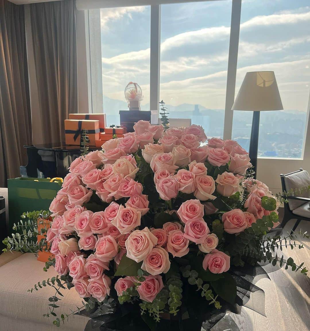 イ・ユビのインスタグラム：「꽃 너무좋아🌷💕」