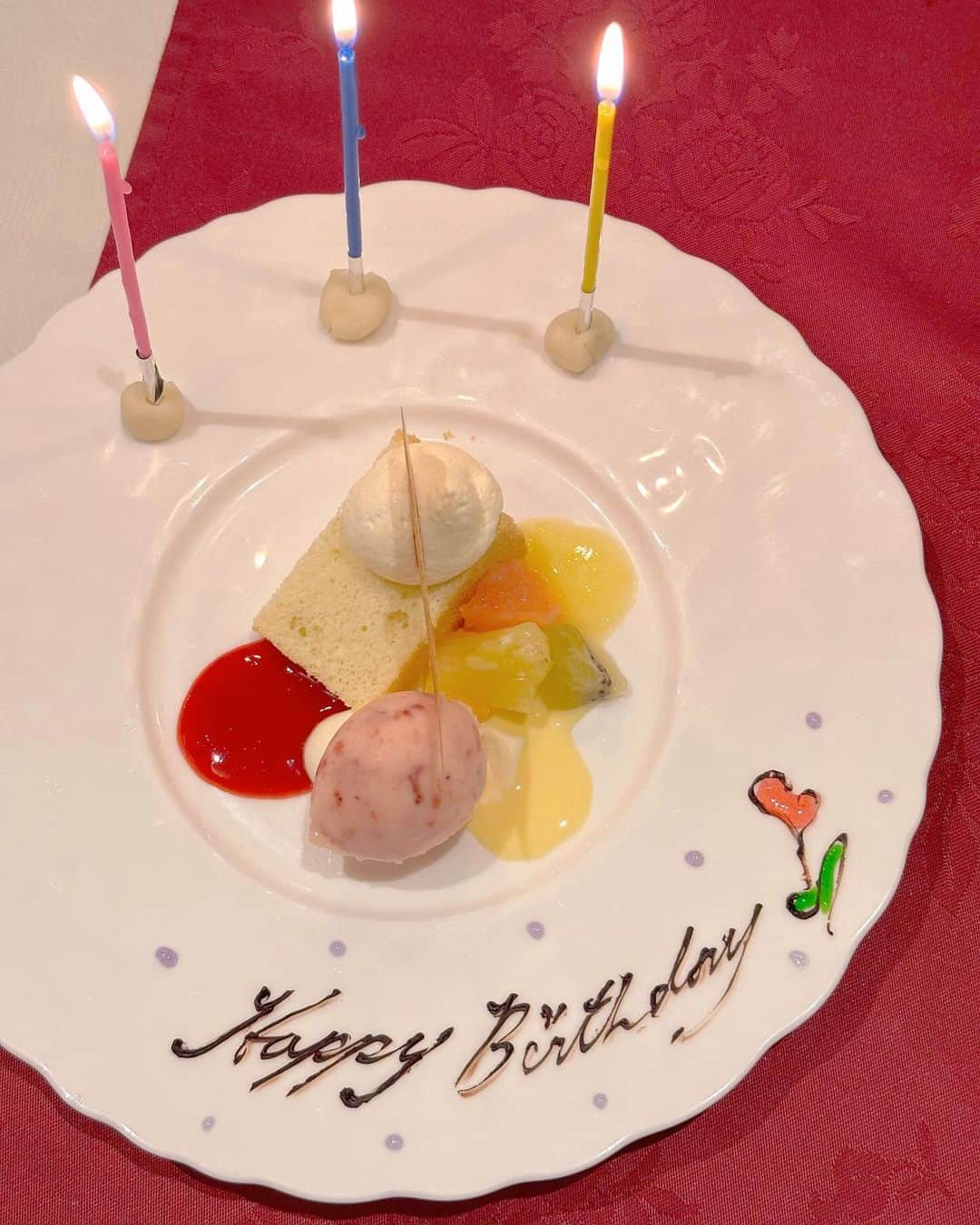 山根千佳のインスタグラム：「. . 昔から家族でよく行く @rengaya475 さんへ🧸🎂🥂  両親がお祝いしてくれました♡ いつもどんな時も味方で居てくれてありがとう！！  今日が27歳最後の日です💐 . . #お誕生日 #誕生日 #誕生日プレート  #誕生日ディナー #誕生日ケーキ #米子  #誕生日サプライズ #誕生日会 #米子グルメ  #誕生日祝い #誕生日パーティー #鳥取ランチ  #鳥取 #鳥取グルメ #鳥取県 #鳥取ディナー  #米子ランチ #米子スイーツ #mybirthday  #お祝い #happybirthday #鳥取スイーツ #バースデープレート #バースデーケーキ  #バースデーフォト #山根千佳 #レンガ屋」