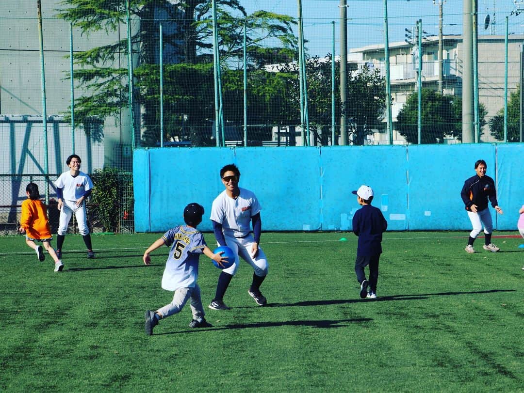 法政大学さんのインスタグラム写真 - (法政大学Instagram)「野球部グラウンドを子どもたちの遊び場へ😊 体育会野球部は12月9日（土）、日々の練習の拠点とする法政大学川崎総合グラウンド大野球場（神奈川県川崎市中原区）を、公募により集まった小学１～６年生の子どもたちに遊び場として開放するイベントを行いました✨  12月とは思えない暖かな快晴の日差しの下、大勢の子どもたちが、緑鮮やかでフワフワした感触の人工芝の広大なグラウンドの中を、部員とともに走りまわり汗を流しました。子ども１人１人にパートナーとなる部員が付き、まずは「野球あそび運動会」。４つのグループに分かれて、的当てゲーム、ベースランニングリレー、ボール鬼ごっこ、ティーボールバッティングを順番に楽しんだあと、最後の１時間は「自由遊び」。子どもたちは自由気ままにゲームの続きやサッカー、バレーボール、部員から野球の指導を受けたりと、楽しい時間を過ごしました。子どもたちの大きな歓声と笑顔だけでなく、部員の皆さんも一緒に楽しみ笑顔にあふれていたのがとても印象に残りました。 最後は同伴の保護者の方も一緒に全員で記念撮影を行い、さらに仲良くなったお兄さんたちとそれぞれ記念撮影やハイタッチで終了。楽しい時間の名残りを惜しんでグラウンドを後にしました。  この企画は、東京六大学野球連盟による、子どもたちの健やかな成長促進や健康への貢献を目的とした社会連携アクション「野球部グランドを子どもたちの遊び場へ」の一環として行われました。東京六大学の各野球部がそれぞれ、12月9日・10日のいずれかにグラウンドを地域の子どもたちに開放。屋外での運動や遊びを楽しむ機会を提供しました。  1枚目　一緒にテニスボール遊び 2枚目　部員も交じってベース半周をつなぐリレー対決 3枚目　ゴム製のティーボールで野球遊び 4枚目　ボールを使った鬼ごっこ 5枚目　的当てゲームは大盛り上がり 6枚目　仲良くなったお兄さんとともに 7枚目　野球を始めたばかりの１年生と年中のご兄弟 8枚目　えこぴょんと一緒に 9枚目　オリックスの元選手（大島助監督）と未来の選手 10枚目　全員集合写真  #法政大学 #法政 #大学 #春から法政 #春から大学生 #受験生 #キャンパスライフ #大学生活 #野球部 #六大学野球 #HOSEI #hoseiuniversity #hosei #university #student #campuslife」12月11日 16時35分 - hosei_university