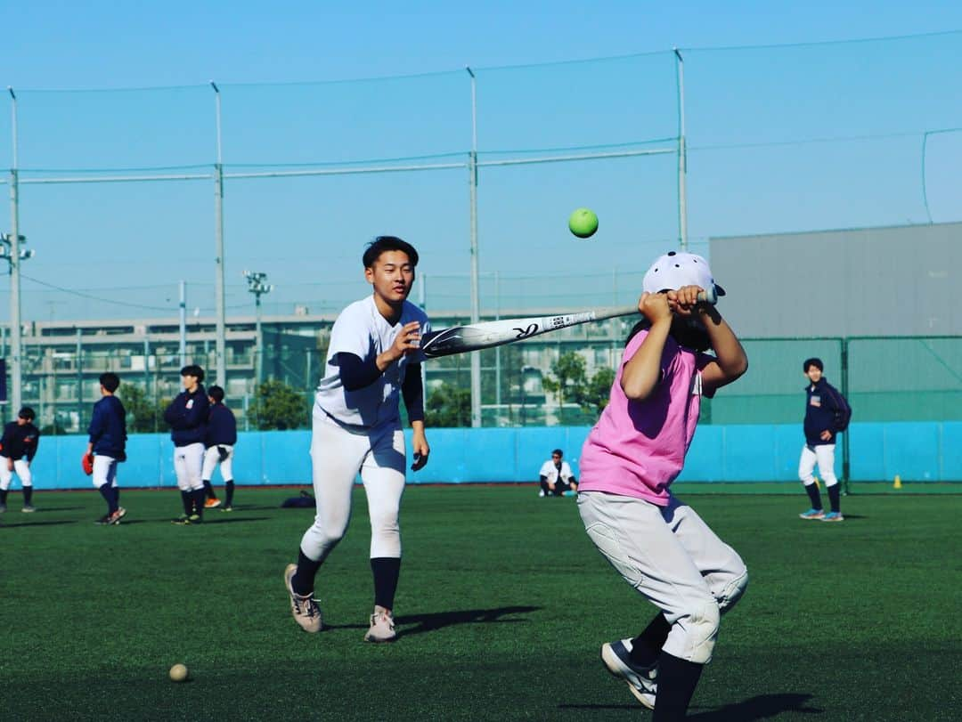 法政大学さんのインスタグラム写真 - (法政大学Instagram)「野球部グラウンドを子どもたちの遊び場へ😊 体育会野球部は12月9日（土）、日々の練習の拠点とする法政大学川崎総合グラウンド大野球場（神奈川県川崎市中原区）を、公募により集まった小学１～６年生の子どもたちに遊び場として開放するイベントを行いました✨  12月とは思えない暖かな快晴の日差しの下、大勢の子どもたちが、緑鮮やかでフワフワした感触の人工芝の広大なグラウンドの中を、部員とともに走りまわり汗を流しました。子ども１人１人にパートナーとなる部員が付き、まずは「野球あそび運動会」。４つのグループに分かれて、的当てゲーム、ベースランニングリレー、ボール鬼ごっこ、ティーボールバッティングを順番に楽しんだあと、最後の１時間は「自由遊び」。子どもたちは自由気ままにゲームの続きやサッカー、バレーボール、部員から野球の指導を受けたりと、楽しい時間を過ごしました。子どもたちの大きな歓声と笑顔だけでなく、部員の皆さんも一緒に楽しみ笑顔にあふれていたのがとても印象に残りました。 最後は同伴の保護者の方も一緒に全員で記念撮影を行い、さらに仲良くなったお兄さんたちとそれぞれ記念撮影やハイタッチで終了。楽しい時間の名残りを惜しんでグラウンドを後にしました。  この企画は、東京六大学野球連盟による、子どもたちの健やかな成長促進や健康への貢献を目的とした社会連携アクション「野球部グランドを子どもたちの遊び場へ」の一環として行われました。東京六大学の各野球部がそれぞれ、12月9日・10日のいずれかにグラウンドを地域の子どもたちに開放。屋外での運動や遊びを楽しむ機会を提供しました。  1枚目　一緒にテニスボール遊び 2枚目　部員も交じってベース半周をつなぐリレー対決 3枚目　ゴム製のティーボールで野球遊び 4枚目　ボールを使った鬼ごっこ 5枚目　的当てゲームは大盛り上がり 6枚目　仲良くなったお兄さんとともに 7枚目　野球を始めたばかりの１年生と年中のご兄弟 8枚目　えこぴょんと一緒に 9枚目　オリックスの元選手（大島助監督）と未来の選手 10枚目　全員集合写真  #法政大学 #法政 #大学 #春から法政 #春から大学生 #受験生 #キャンパスライフ #大学生活 #野球部 #六大学野球 #HOSEI #hoseiuniversity #hosei #university #student #campuslife」12月11日 16時35分 - hosei_university