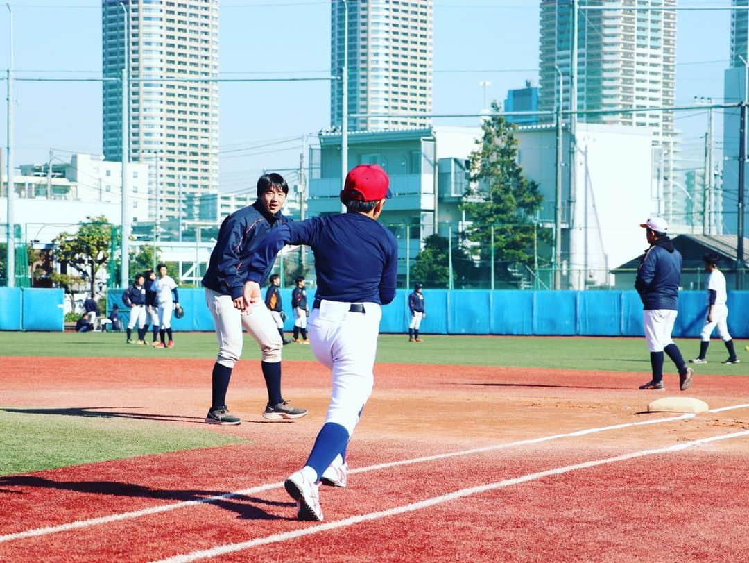 法政大学さんのインスタグラム写真 - (法政大学Instagram)「野球部グラウンドを子どもたちの遊び場へ😊 体育会野球部は12月9日（土）、日々の練習の拠点とする法政大学川崎総合グラウンド大野球場（神奈川県川崎市中原区）を、公募により集まった小学１～６年生の子どもたちに遊び場として開放するイベントを行いました✨  12月とは思えない暖かな快晴の日差しの下、大勢の子どもたちが、緑鮮やかでフワフワした感触の人工芝の広大なグラウンドの中を、部員とともに走りまわり汗を流しました。子ども１人１人にパートナーとなる部員が付き、まずは「野球あそび運動会」。４つのグループに分かれて、的当てゲーム、ベースランニングリレー、ボール鬼ごっこ、ティーボールバッティングを順番に楽しんだあと、最後の１時間は「自由遊び」。子どもたちは自由気ままにゲームの続きやサッカー、バレーボール、部員から野球の指導を受けたりと、楽しい時間を過ごしました。子どもたちの大きな歓声と笑顔だけでなく、部員の皆さんも一緒に楽しみ笑顔にあふれていたのがとても印象に残りました。 最後は同伴の保護者の方も一緒に全員で記念撮影を行い、さらに仲良くなったお兄さんたちとそれぞれ記念撮影やハイタッチで終了。楽しい時間の名残りを惜しんでグラウンドを後にしました。  この企画は、東京六大学野球連盟による、子どもたちの健やかな成長促進や健康への貢献を目的とした社会連携アクション「野球部グランドを子どもたちの遊び場へ」の一環として行われました。東京六大学の各野球部がそれぞれ、12月9日・10日のいずれかにグラウンドを地域の子どもたちに開放。屋外での運動や遊びを楽しむ機会を提供しました。  1枚目　一緒にテニスボール遊び 2枚目　部員も交じってベース半周をつなぐリレー対決 3枚目　ゴム製のティーボールで野球遊び 4枚目　ボールを使った鬼ごっこ 5枚目　的当てゲームは大盛り上がり 6枚目　仲良くなったお兄さんとともに 7枚目　野球を始めたばかりの１年生と年中のご兄弟 8枚目　えこぴょんと一緒に 9枚目　オリックスの元選手（大島助監督）と未来の選手 10枚目　全員集合写真  #法政大学 #法政 #大学 #春から法政 #春から大学生 #受験生 #キャンパスライフ #大学生活 #野球部 #六大学野球 #HOSEI #hoseiuniversity #hosei #university #student #campuslife」12月11日 16時35分 - hosei_university