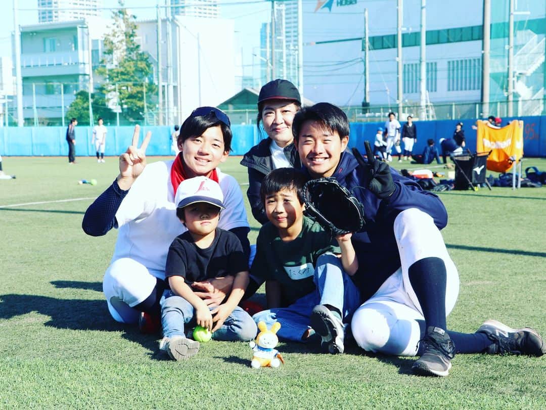 法政大学さんのインスタグラム写真 - (法政大学Instagram)「野球部グラウンドを子どもたちの遊び場へ😊 体育会野球部は12月9日（土）、日々の練習の拠点とする法政大学川崎総合グラウンド大野球場（神奈川県川崎市中原区）を、公募により集まった小学１～６年生の子どもたちに遊び場として開放するイベントを行いました✨  12月とは思えない暖かな快晴の日差しの下、大勢の子どもたちが、緑鮮やかでフワフワした感触の人工芝の広大なグラウンドの中を、部員とともに走りまわり汗を流しました。子ども１人１人にパートナーとなる部員が付き、まずは「野球あそび運動会」。４つのグループに分かれて、的当てゲーム、ベースランニングリレー、ボール鬼ごっこ、ティーボールバッティングを順番に楽しんだあと、最後の１時間は「自由遊び」。子どもたちは自由気ままにゲームの続きやサッカー、バレーボール、部員から野球の指導を受けたりと、楽しい時間を過ごしました。子どもたちの大きな歓声と笑顔だけでなく、部員の皆さんも一緒に楽しみ笑顔にあふれていたのがとても印象に残りました。 最後は同伴の保護者の方も一緒に全員で記念撮影を行い、さらに仲良くなったお兄さんたちとそれぞれ記念撮影やハイタッチで終了。楽しい時間の名残りを惜しんでグラウンドを後にしました。  この企画は、東京六大学野球連盟による、子どもたちの健やかな成長促進や健康への貢献を目的とした社会連携アクション「野球部グランドを子どもたちの遊び場へ」の一環として行われました。東京六大学の各野球部がそれぞれ、12月9日・10日のいずれかにグラウンドを地域の子どもたちに開放。屋外での運動や遊びを楽しむ機会を提供しました。  1枚目　一緒にテニスボール遊び 2枚目　部員も交じってベース半周をつなぐリレー対決 3枚目　ゴム製のティーボールで野球遊び 4枚目　ボールを使った鬼ごっこ 5枚目　的当てゲームは大盛り上がり 6枚目　仲良くなったお兄さんとともに 7枚目　野球を始めたばかりの１年生と年中のご兄弟 8枚目　えこぴょんと一緒に 9枚目　オリックスの元選手（大島助監督）と未来の選手 10枚目　全員集合写真  #法政大学 #法政 #大学 #春から法政 #春から大学生 #受験生 #キャンパスライフ #大学生活 #野球部 #六大学野球 #HOSEI #hoseiuniversity #hosei #university #student #campuslife」12月11日 16時35分 - hosei_university