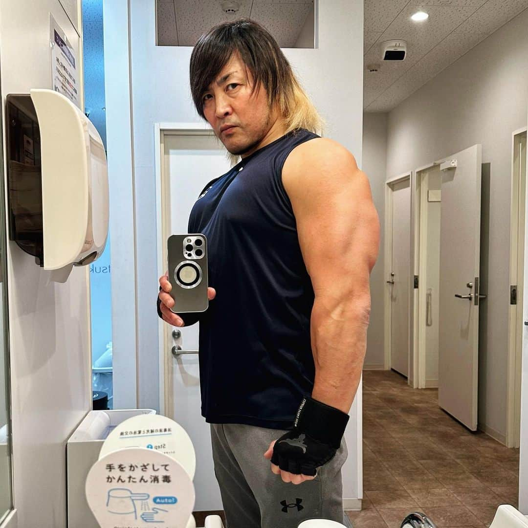 棚橋弘至のインスタグラム：「#腕トレ #armday #二頭筋 #biceps #三頭筋 #triceps 💪  あ、iPhoneケース変えました🆕  #anytimefitness」