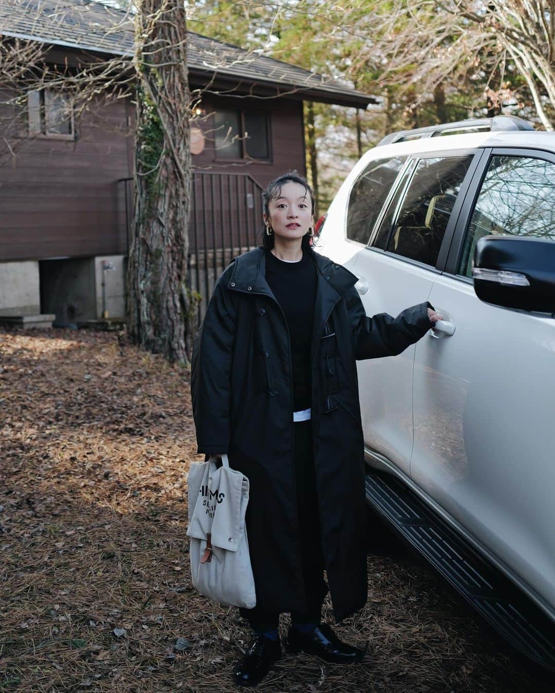 高山都のインスタグラム：「こう寒かったり暑かったりすると、ついつい軽いアウターを選んでしまう傾向にある。 車移動で山中湖に滞在していたので、暖かくて扱いやすいものを。 @oblekt_jp で作ったのは、中綿入りのナイロンのロングコート。重たくないダッフルです。 最後の写真は、おにゅーのパジャマ。 @nowhaw_pajama」