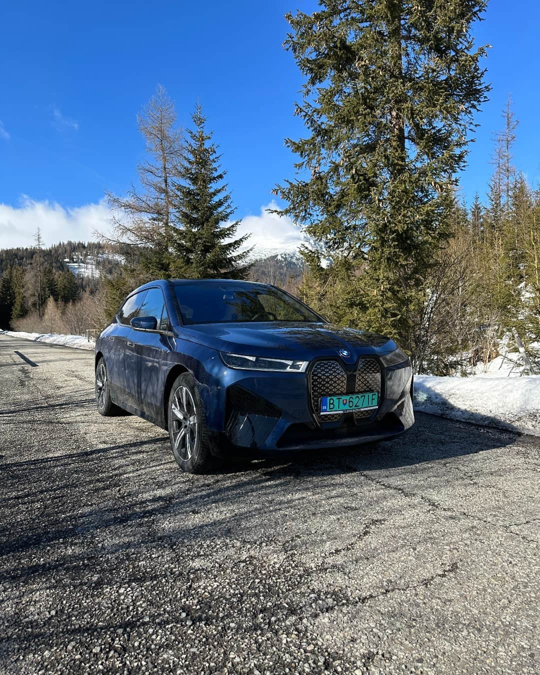 BMWさんのインスタグラム写真 - (BMWInstagram)「Wandering through a winter wonderland ❄️☃️ 📸: @kristofko #BMWRepost   The BMW iX. 100% electric.  #THEiX #BMW #BMWElectric #ElectricVehicle #ElectricCar #ZeroEmissions #eMobility #BMWM #MPerformance __ BMW iX M60: Combined power consumption: 24.7–21.9 kWh/100 km. Combined CO2 emissions: 0 g/km. Electric range: 501–564 kilometers. All data according to WLTP. Further info: www.bmw.com/disclaimer」12月11日 16時38分 - bmw