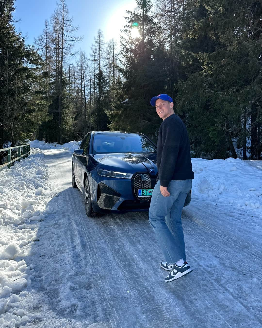 BMWのインスタグラム：「Wandering through a winter wonderland ❄️☃️ 📸: @kristofko #BMWRepost   The BMW iX. 100% electric.  #THEiX #BMW #BMWElectric #ElectricVehicle #ElectricCar #ZeroEmissions #eMobility #BMWM #MPerformance __ BMW iX M60: Combined power consumption: 24.7–21.9 kWh/100 km. Combined CO2 emissions: 0 g/km. Electric range: 501–564 kilometers. All data according to WLTP. Further info: www.bmw.com/disclaimer」