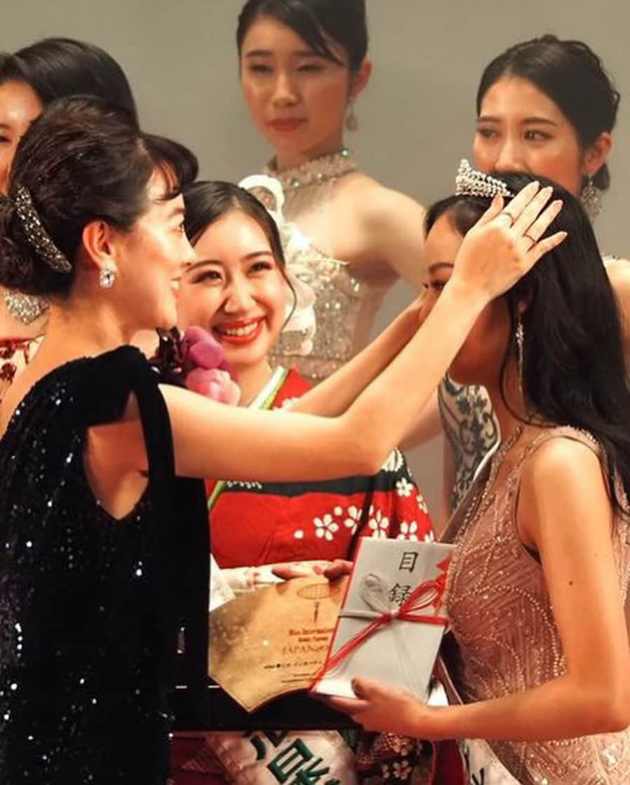 金ケ江悦子さんのインスタグラム写真 - (金ケ江悦子Instagram)「* Miss International Japan 2024✨  今年は国際文化協会理事として 審査員を務めました☺️  1位 植田明依さん @_meiueda_  2位 内田江里子さん @ellieuchida  3位 齋藤えまさん @emmaxies  4位 河手マナミさん @manami.kawate.mij  5位 高木咲依さん @saegram__   ほんの小さなきっかけで参加したひとも 大きな想いを持って参加したひとも。  最後には自分を奮い立たせ皆同じステージに立つ。  緊張感も伝わるけど それ以上に本来のその人らしさがオーラとなって 会場全体に届く姿は  応援者やみている人たちの心を いつも動かしてくれる。  TOP5のみんな、ファイナリストのみんな 素敵でした😉✨  @_meiueda_ 世界大会に向けて🌍 一歩一歩、ともに積み重ねていこうね😘  #missinternational #missinternational2024 #missjapan #beautypageant #ミスインターナショナル #ミスインターナショナルジャパン #ミスインターナショナル日本代表 #ミスインターナショナル2024 #ミスコンテスト #女性リーダー #cheerallwomen」12月11日 16時39分 - etsuko_kanagae
