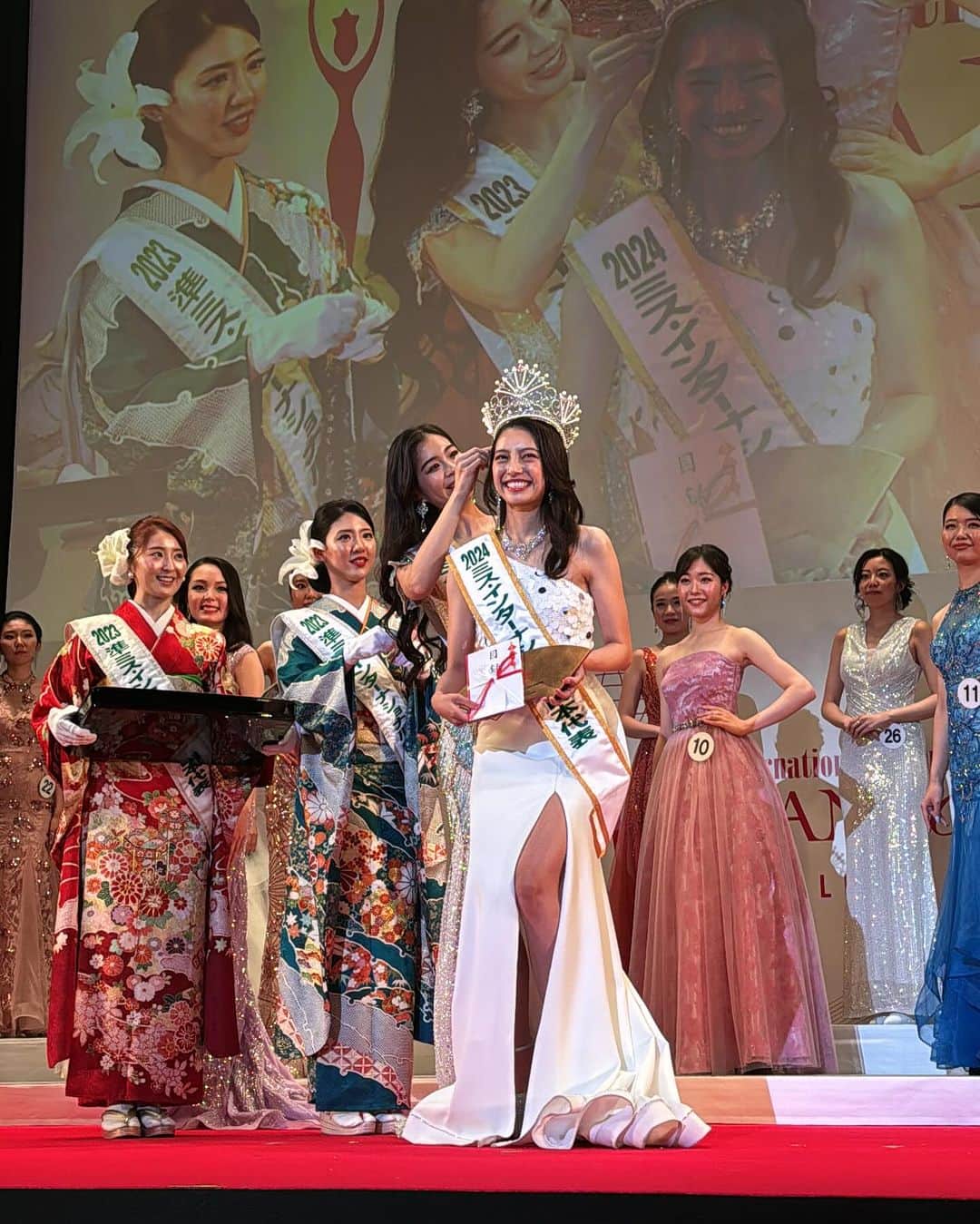 金ケ江悦子さんのインスタグラム写真 - (金ケ江悦子Instagram)「* Miss International Japan 2024✨  今年は国際文化協会理事として 審査員を務めました☺️  1位 植田明依さん @_meiueda_  2位 内田江里子さん @ellieuchida  3位 齋藤えまさん @emmaxies  4位 河手マナミさん @manami.kawate.mij  5位 高木咲依さん @saegram__   ほんの小さなきっかけで参加したひとも 大きな想いを持って参加したひとも。  最後には自分を奮い立たせ皆同じステージに立つ。  緊張感も伝わるけど それ以上に本来のその人らしさがオーラとなって 会場全体に届く姿は  応援者やみている人たちの心を いつも動かしてくれる。  TOP5のみんな、ファイナリストのみんな 素敵でした😉✨  @_meiueda_ 世界大会に向けて🌍 一歩一歩、ともに積み重ねていこうね😘  #missinternational #missinternational2024 #missjapan #beautypageant #ミスインターナショナル #ミスインターナショナルジャパン #ミスインターナショナル日本代表 #ミスインターナショナル2024 #ミスコンテスト #女性リーダー #cheerallwomen」12月11日 16時39分 - etsuko_kanagae