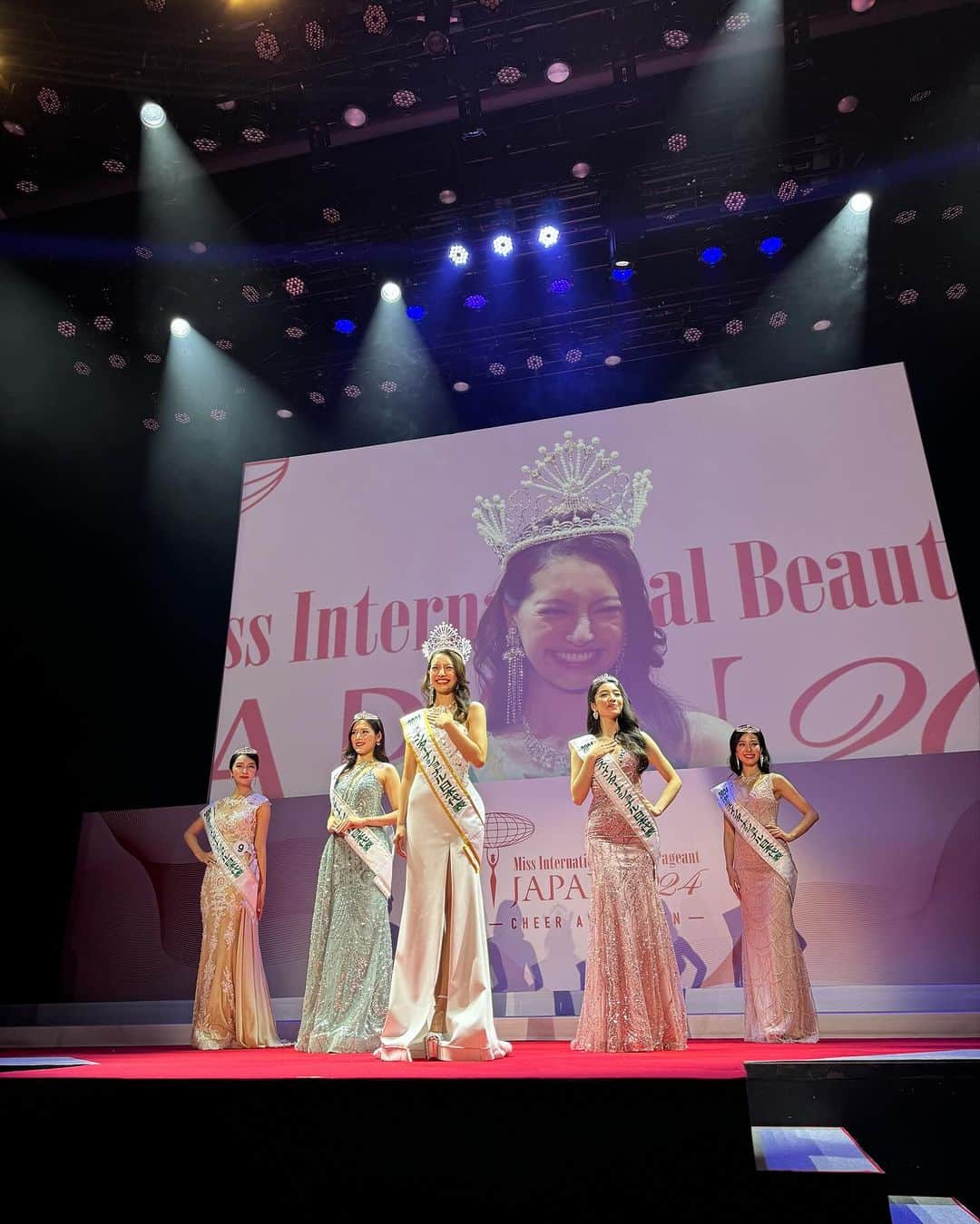 金ケ江悦子さんのインスタグラム写真 - (金ケ江悦子Instagram)「* Miss International Japan 2024✨  今年は国際文化協会理事として 審査員を務めました☺️  1位 植田明依さん @_meiueda_  2位 内田江里子さん @ellieuchida  3位 齋藤えまさん @emmaxies  4位 河手マナミさん @manami.kawate.mij  5位 高木咲依さん @saegram__   ほんの小さなきっかけで参加したひとも 大きな想いを持って参加したひとも。  最後には自分を奮い立たせ皆同じステージに立つ。  緊張感も伝わるけど それ以上に本来のその人らしさがオーラとなって 会場全体に届く姿は  応援者やみている人たちの心を いつも動かしてくれる。  TOP5のみんな、ファイナリストのみんな 素敵でした😉✨  @_meiueda_ 世界大会に向けて🌍 一歩一歩、ともに積み重ねていこうね😘  #missinternational #missinternational2024 #missjapan #beautypageant #ミスインターナショナル #ミスインターナショナルジャパン #ミスインターナショナル日本代表 #ミスインターナショナル2024 #ミスコンテスト #女性リーダー #cheerallwomen」12月11日 16時39分 - etsuko_kanagae