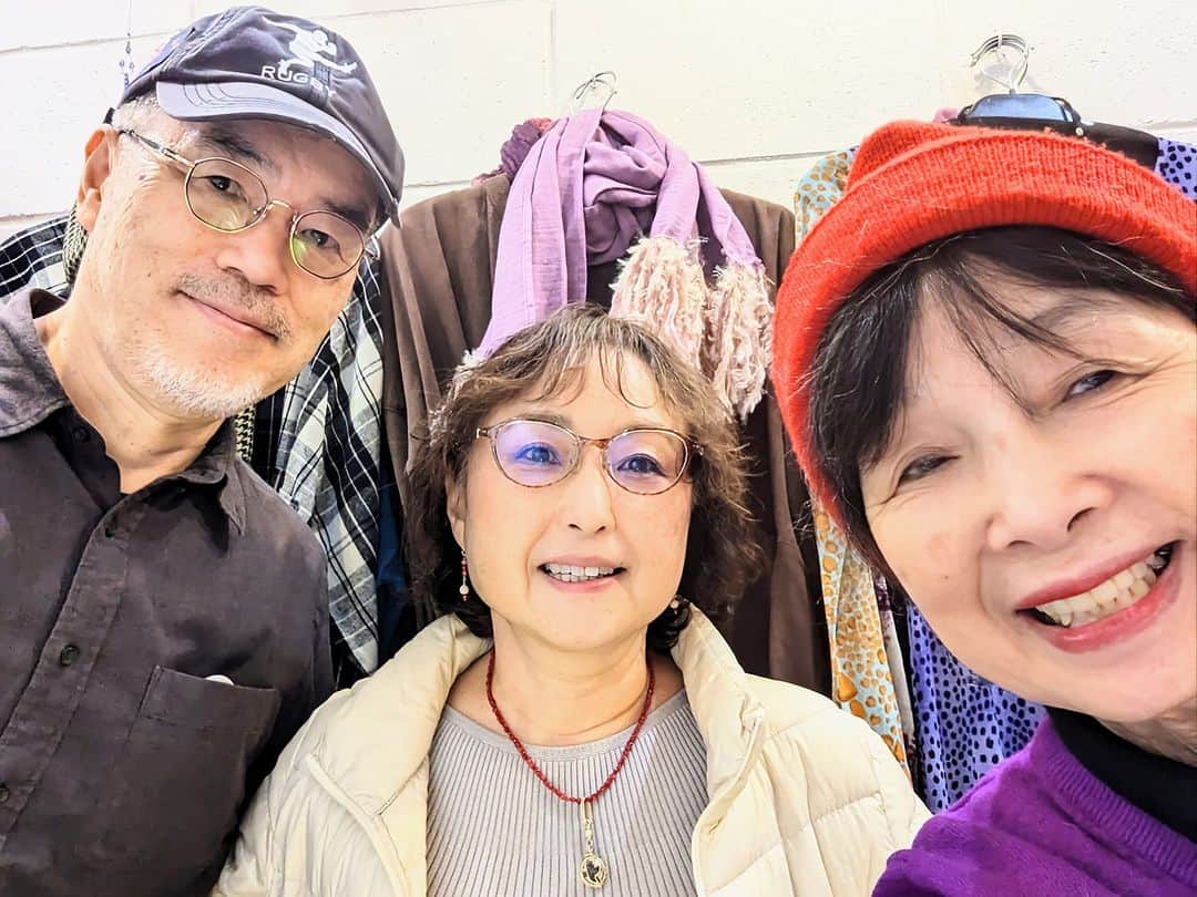 平井富子のインスタグラム：「キャー！久しぶり〜  会社時代の後輩、シノブちゃんがお立ち寄り！  語学が堪能で、英語はもちろんフランス語、タイ語も、、当社女子は、みんなすごい能力！会社が出来そう〜  古今東西の仕事トークで盛り上がり。楽し〜  また、遊びに来てね！」
