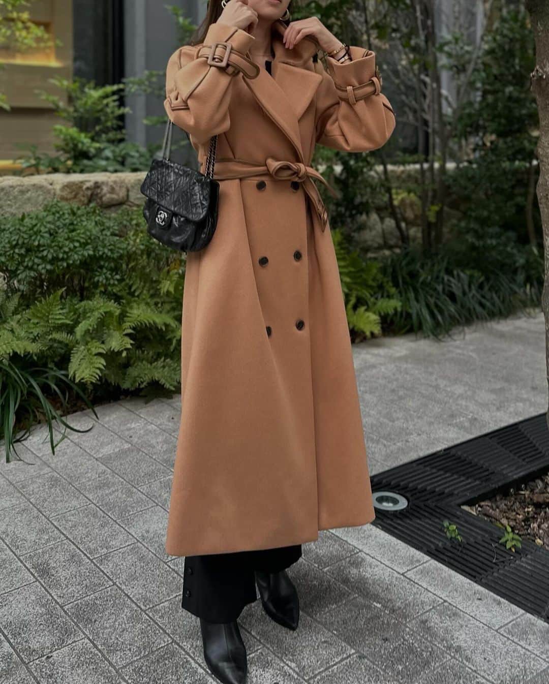 Akaneさんのインスタグラム写真 - (AkaneInstagram)「レザーパイピングウールコート♡ @madder_vintage このコートは襟をハイネックにしたり、 ステンカラーやダブルカラーにしたりと いろんな襟の形で着られるデザイン性のある一枚☺️♡  ブラウンにはダークブラウンのレザーパイピング、 ブラックにはホワイトのレザーパイピングが施されています♩」12月11日 16時45分 - 117akane