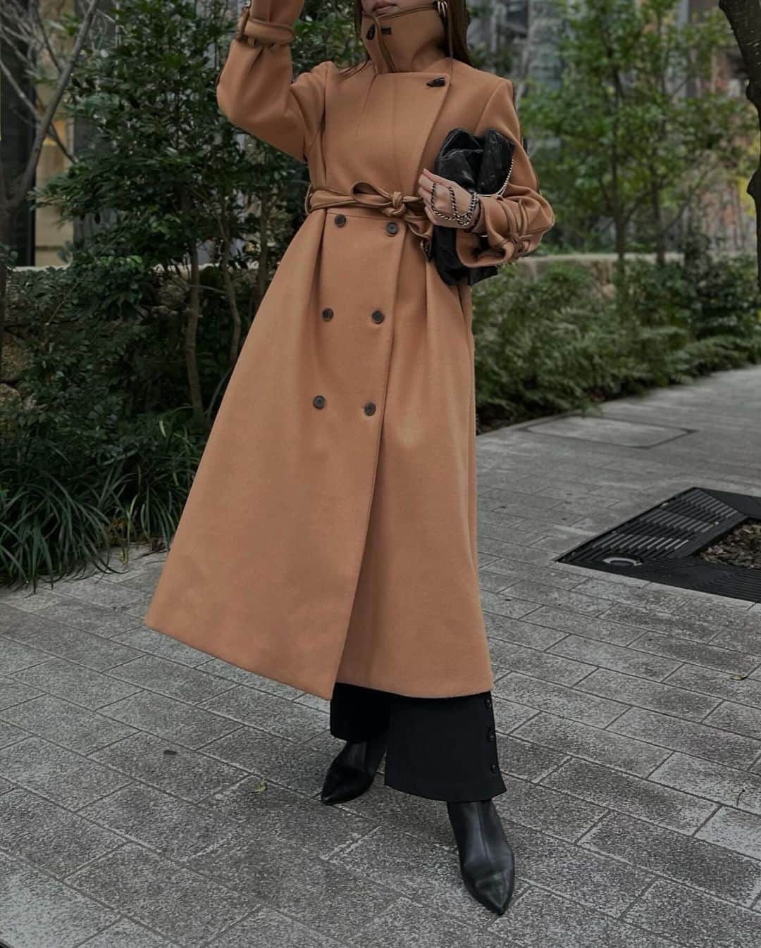 Akaneさんのインスタグラム写真 - (AkaneInstagram)「レザーパイピングウールコート♡ @madder_vintage このコートは襟をハイネックにしたり、 ステンカラーやダブルカラーにしたりと いろんな襟の形で着られるデザイン性のある一枚☺️♡  ブラウンにはダークブラウンのレザーパイピング、 ブラックにはホワイトのレザーパイピングが施されています♩」12月11日 16時45分 - 117akane