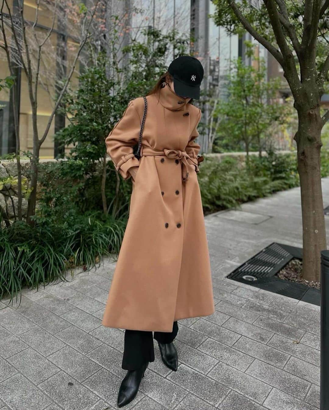 Akaneのインスタグラム：「レザーパイピングウールコート♡ @madder_vintage このコートは襟をハイネックにしたり、 ステンカラーやダブルカラーにしたりと いろんな襟の形で着られるデザイン性のある一枚☺️♡  ブラウンにはダークブラウンのレザーパイピング、 ブラックにはホワイトのレザーパイピングが施されています♩」