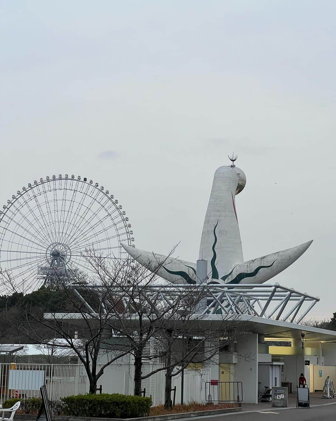 青木俊直のインスタグラム：「昼間あんなに晴れてたのに雨降ってきたー また来るぜ、太陽の塔」