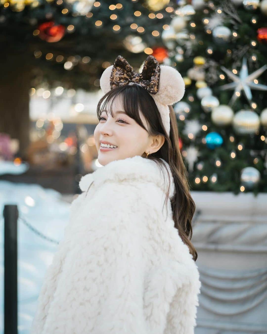 麻亜里のインスタグラム：「クリスマスディズニー行ってきた🎄 食べて食べて、食べまくり。  帰りはユーラシアで温まりました❤️‍🔥 このコース定番にしたい🥹💫 . #ディズニーシー #ディズニークリスマス #ディズニーカチューシャ #もこもこアウター」