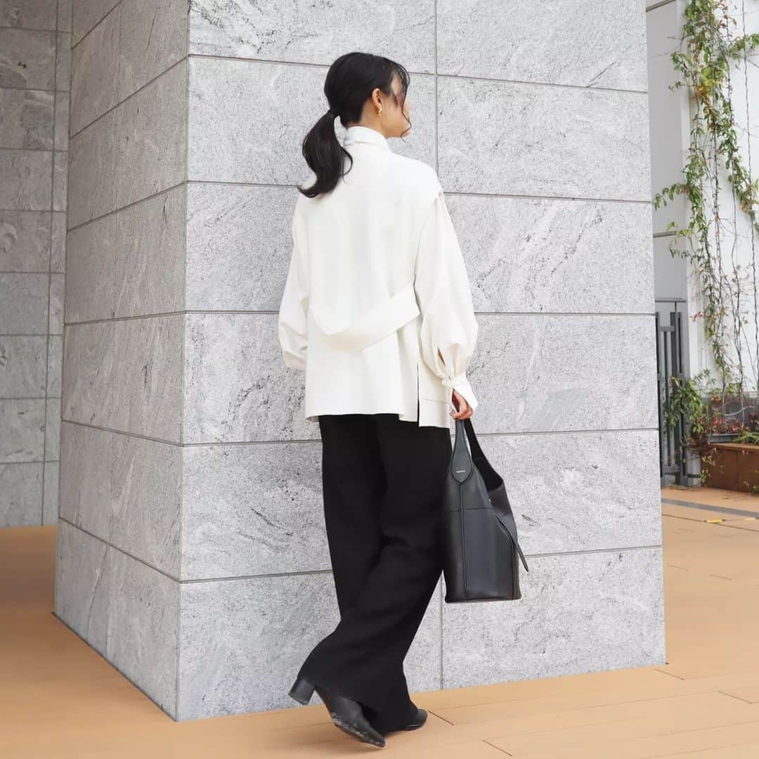 Eri Satoさんのインスタグラム写真 - (Eri SatoInstagram)「【UNFILO 2024 SS展示会】  · tops: @unfilo_official blouse: @newans.official  bag: @orsetto_official  · 先日、UNFILOの24SSの展示会に お邪魔してきました〜🤗 もう春夏！ シンプルでシルエットの綺麗なアイテムがたくさん✨ なおかつ着やすそうだし、お洗濯もしやすそう。 MENSもあるよ！ シューズブランドのsteppiも、軽くて可愛かった👡 · ベージュのワイドパンツをオーダーしてきました🥰 届くの楽しみ✨ · · #PR#UNFILO#アンフィーロ#オンワード#機能美#春夏展示会#きれいめカジュアル#冬コーデ#パンツコーデ#高身長コーデ#ママコーデ#きれいめコーデ #locari#partegram」12月11日 16時48分 - satoeri626