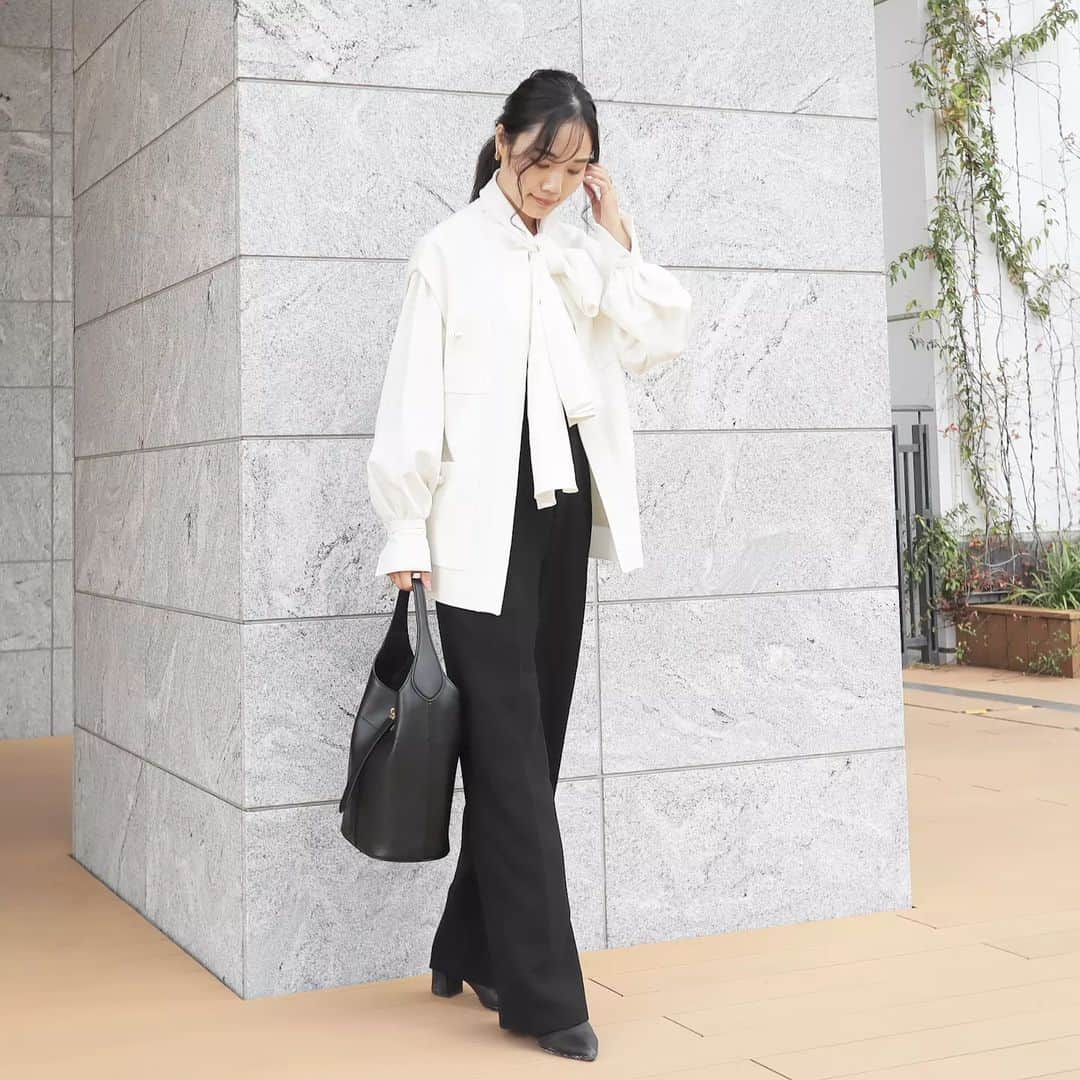 Eri Satoさんのインスタグラム写真 - (Eri SatoInstagram)「【UNFILO 2024 SS展示会】  · tops: @unfilo_official blouse: @newans.official  bag: @orsetto_official  · 先日、UNFILOの24SSの展示会に お邪魔してきました〜🤗 もう春夏！ シンプルでシルエットの綺麗なアイテムがたくさん✨ なおかつ着やすそうだし、お洗濯もしやすそう。 MENSもあるよ！ シューズブランドのsteppiも、軽くて可愛かった👡 · ベージュのワイドパンツをオーダーしてきました🥰 届くの楽しみ✨ · · #PR#UNFILO#アンフィーロ#オンワード#機能美#春夏展示会#きれいめカジュアル#冬コーデ#パンツコーデ#高身長コーデ#ママコーデ#きれいめコーデ #locari#partegram」12月11日 16時48分 - satoeri626