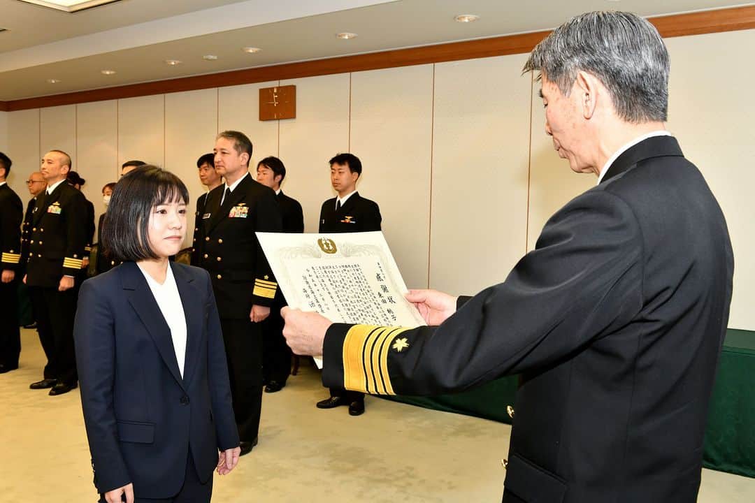 海上自衛隊のインスタグラム：「12月8日、海上自衛隊は「#艦めしーふーど」ロゴマーク制作者の東田 桃子様に対し、海上幕僚長から感謝状を贈呈しました。 東田様は極めて印象的な当該キャンペーンロゴマークを迅速に制作され、海上自衛隊の活動に対する国民からの理解促進と #国産水産物の消費拡大 に大きく寄与されました。」