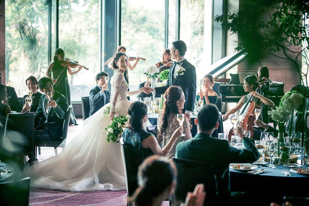 東京會舘本舘ウエディングさんのインスタグラム写真 - (東京會舘本舘ウエディングInstagram)「@tokyokaikan_wedding .——————————. * おふたりらしい演出でゲストをおもてなし。  大切な人と共に過ごす時間は 生涯忘れることのない特別な思い出に。 * ——————————. #東京會舘 #tokyo #関東花嫁 #weddingdress #東京花嫁 #wedding #dress #ウェディングドレス #プレ花嫁 #卒花 #結婚式場 #日本中のプレ花嫁さんと繋がりたい #結婚式準備 #ウェディングレポ #ブライダルフェア #チャペル #結婚式 #パーティ #披露宴 #weddingparty #結婚式場探し #大正ロマン #ウェディング #式場探し #式場見学 #日本中の花嫁さんと繋がりたい #花嫁コーデ #ウェディングパーティー #生演奏 #おもてなしウェディング」12月11日 17時01分 - tokyokaikan_wedding