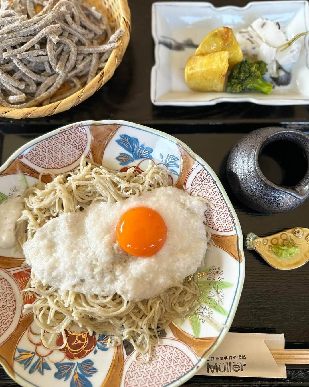 Mai Wakimizuのインスタグラム：「京都2日目のlunchは @ayuohashiのご両親がされているお蕎麦屋さんミュラーへ♡私はいつも決まってとろろ蕎麦。お蕎麦ってお店によって固さとか味とか全然違うけど素人の私が食べても分かる。本当に美味しいんです。大橋家の計らいで色々とご用意して頂き、私はもちろん娘のお腹も満たされまくり♡大盛況のなか最後は私達のお相手もして下さって、また大好きになったお茶目なお父さんと綺麗がすぎるお母さん♡これからもあゆみのこと、私達にどうぞお任せ下さいませ。笑 皆睡眠時間4時間だったので最後はフラフラで解散。笑 今回子どもは娘1人だけだったので皆に遊んでもらって母としてはそれはそれは幸せでした♡(ただ絶賛人見知り中で皆とはほとんど体を絡め合えてはいない。笑)力のある限り遊んだ最高の2日間だった＼(^o^)／ #wakkingourmet#ミュラー#muller#京都グルメ#京都」