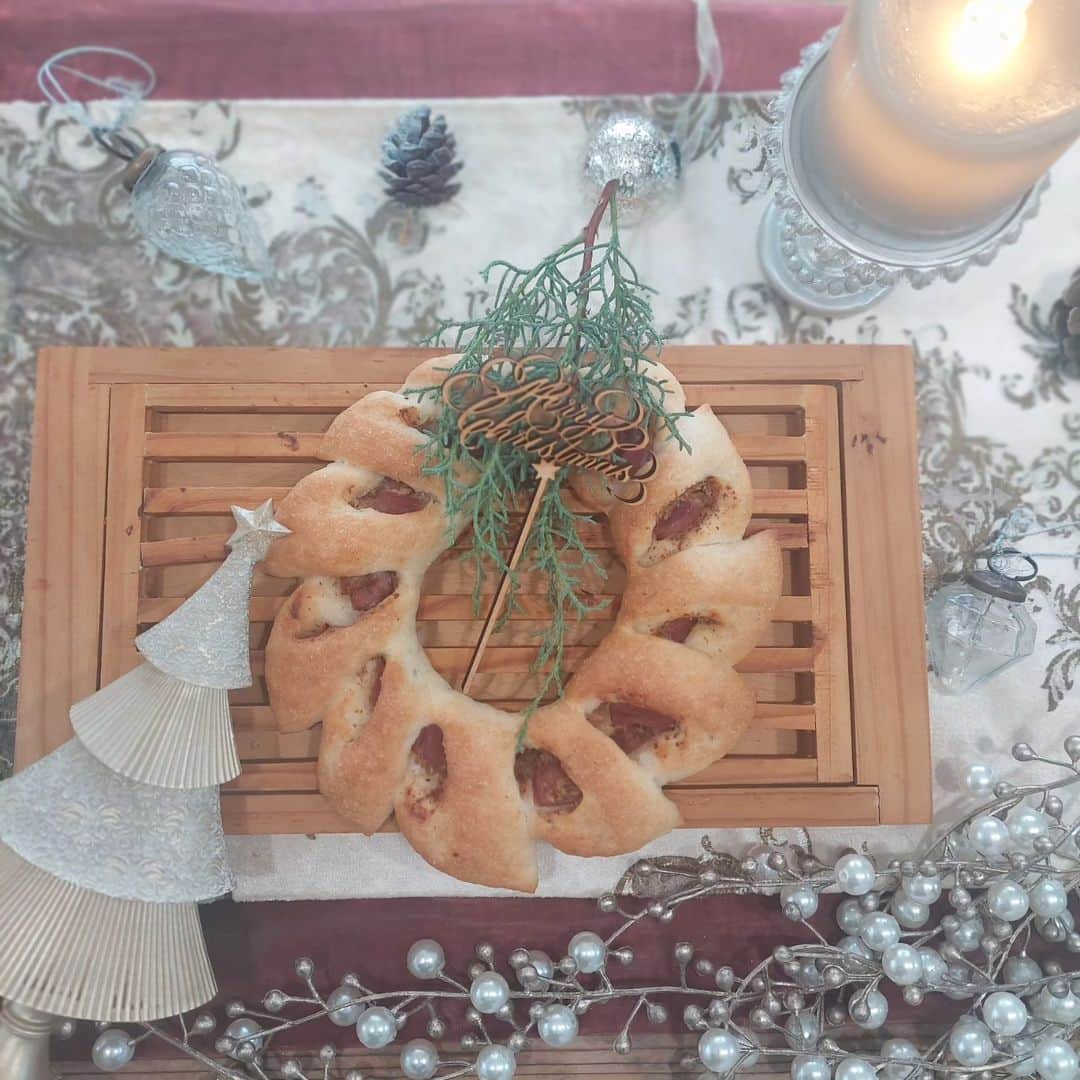 津野瀬果絵のインスタグラム：「. グルテンフリーのパン教室♡今日はベーコンエピをクリスマスリースに見立てて作りました🎄米粉を使って作るハード系のパン、とても美味しかったです🤎クリスマスには 家族に作ってあげたいから練習しなきゃ🤶 . . #グルテンフリー#グルテンフリーのパン教室#パンレッスン#ベーコンエピ#クリスマスリース#先生のシュトーレン#シュトーレン#グルテンフリーのシュトーレン」