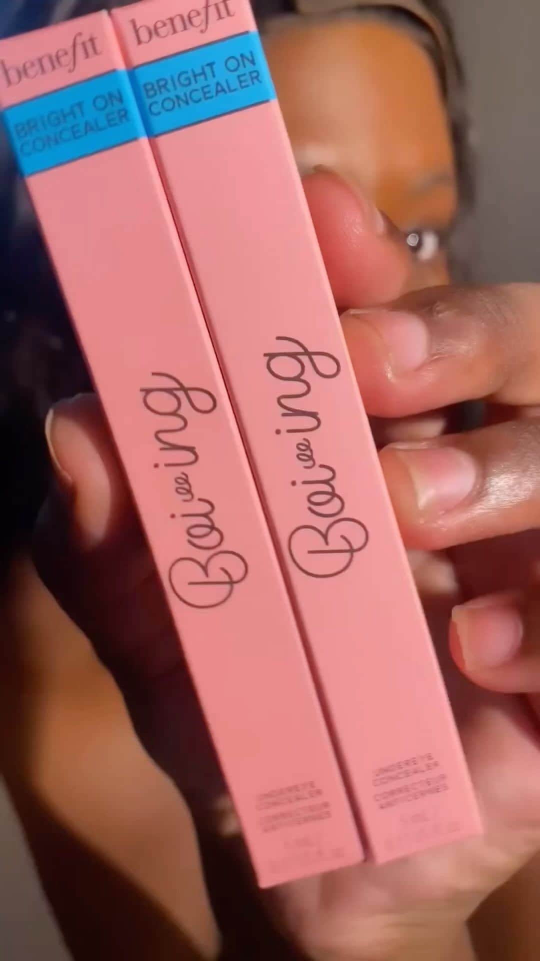 Benefit Cosmetics UKのインスタグラム：「Look at @tiaangelxo ‘s glow 🤩   She uses our Boi-ing Bright On and Cakeless Concealers for a flawless base that lasts for 24 hours!   @allbeautysocial  #concealer #benefituk」