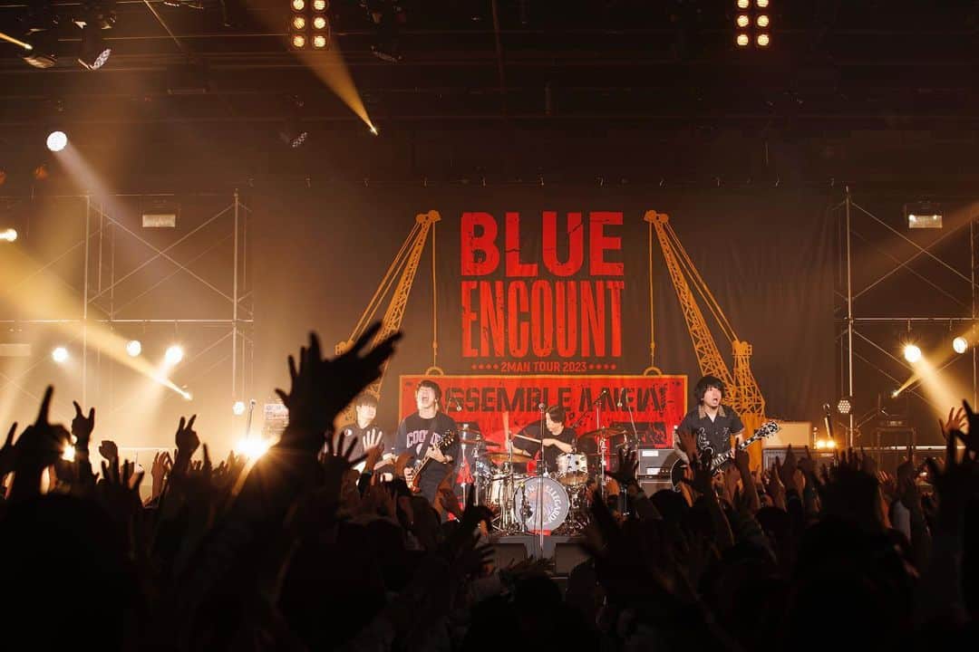 ELLEGARDENのインスタグラム：「BLUE ENCOUNT 2MAN TOUR ASSEMBLE A NEW AGE 2023.12.07 Thu. 熊本城ホール・展示ホール ⁡ photo by @tsukasamiyoshi  ⁡ #ELLEGARDEN #ブルエン」