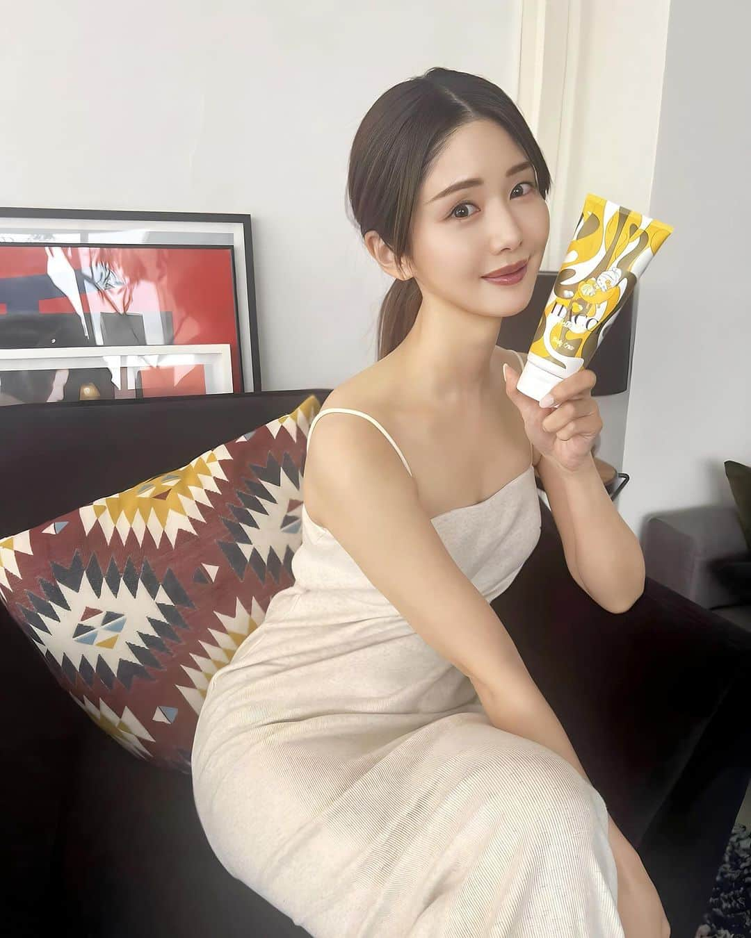 一木美里さんのインスタグラム写真 - (一木美里Instagram)「📸🍯🖤  HATTYボディクリームの保湿力、すごい✨ボディクリームマニアとしてはほどよい香りと超高保湿なのにベタつかないボディクリーム💯♥️キティちゃんコラボだけの限定の香りです❤︎  #HELLOKITTYxHACCI#HACCI#ハッチ#ボディクリーム#ボディケア#キティちゃん#クロミちゃん#헬로키티#gifted」12月11日 17時00分 - misato_ichiki