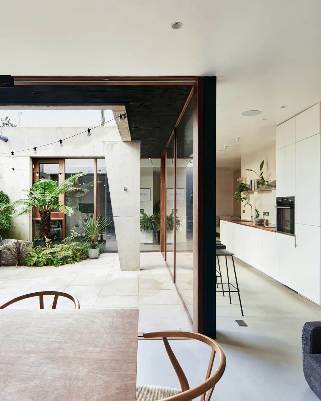 The Modern Houseのインスタグラム：「#forsale Pared-back Paradise: a tropical-inspired new-build in Bristol, influenced by the modernist vernaculars of Sri Lanka and Mexico.  Follow the link in bio for the sales listing and to read more about the house.  Montpelier, Montpelier, Bristol」