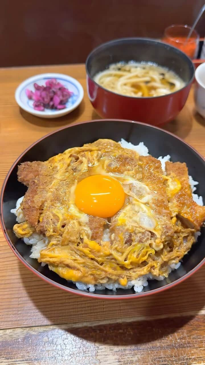 大見さなえのインスタグラム：「地元で50年以上愛されている老舗うどん店！ 福岡 博多『やぐら』 ⁡ うどん屋さんでありながらカツ丼も人気の一品✨ ⁡ 【特製カツ丼定食】1000円 サクッと揚げたトンカツに、たまごと 甘く濃いめの出汁がしっかり染みてる☺️🍳 ⁡ 定食にはミニうどんorミニそばが付いてきます！ がっつり食べたい時におすすめ🍜 ⁡ ーーーーーーーーーーーーーーーーーーーーーーー ⏰ [月～金]11：30～19：00 [土]11：30～17：00  定休日  日曜日、祝日 📍福岡県福岡市博多区博多駅前2丁目9-28 福岡商工会議所ビル食堂街（地下一階） ーーーーーーーーーーーーーーーーーーーーーーー #やぐら #博多グルメ #博多ランチ #福岡グルメ #めぐログ_福岡博多 #福岡ランチ #カツ丼 #japanesefood」