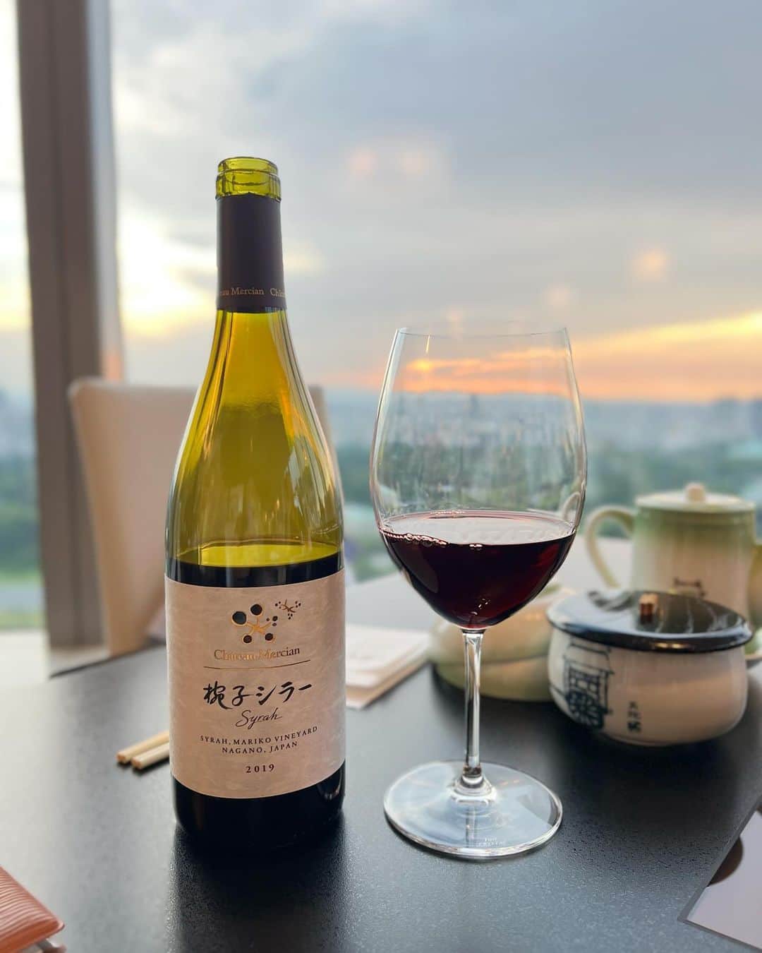黒澤まさ美のインスタグラム：「⁡ #シャトーメルシャン が世界に誇る「椀子（まりこ）ヴィンヤード」から生まれた#椀子シラー 上品なスパイス感と瑞々しく凝縮した果実感が見事に融合し、日本のシラーもここまできたのか。。と驚くほどの気品と深みを感じさせます🍷 ⁡ #ワイン好き ⁡ #wine #winelover  #marikosyrah  #ワイン #丸ビル #丸ビルディナー  #丸ビルグルメ」