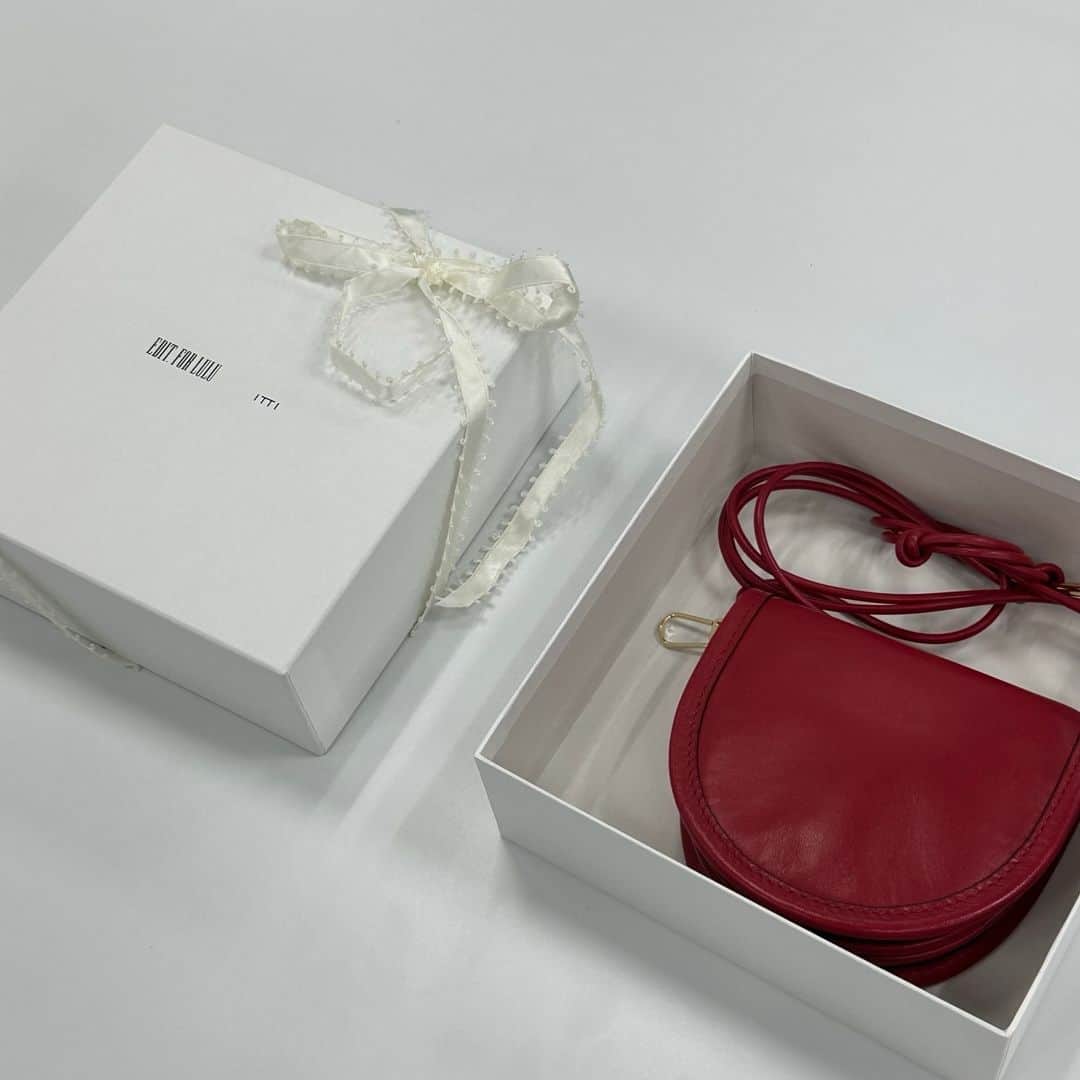 エディットフォールルのインスタグラム：「. ITTI×LULU 別注 mini bag 12.13 11:00 通常販売start  @itti_tokyo とLULUの人気の別注ミニバッグの通常販売がいよいよスタート！ ギフトにもぴったりな専用box付き🎁🎄  col:black,cream yellow,wine red,black ¥24,200 tax in  人気のブラックとクリームイエローに加え、新色のワインレッドとキャメルの4色展開です。」