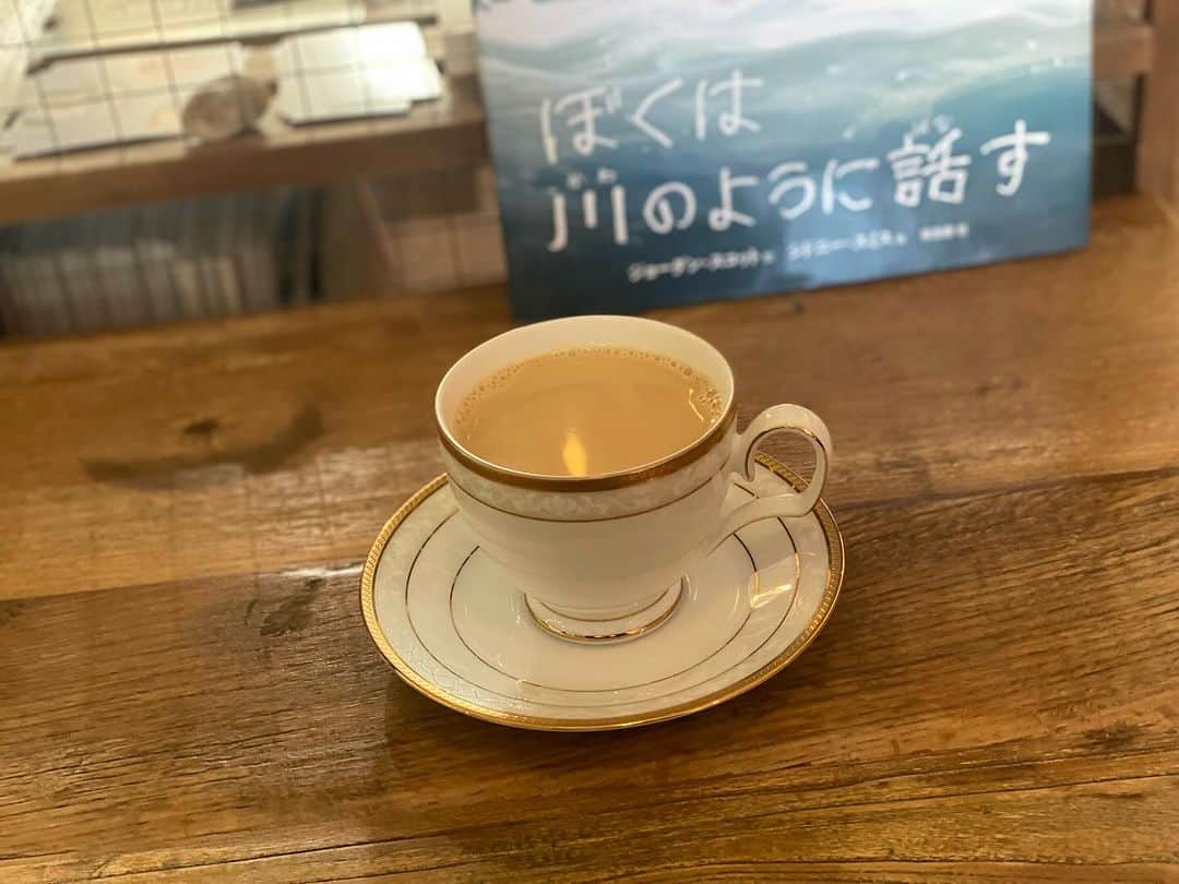 青山有紀さんのインスタグラム写真 - (青山有紀Instagram)「ふと入ったカフェで手に取って読み朝から泣いた。なんて美しい本✨✨✨」12月11日 17時05分 - yukiaoya