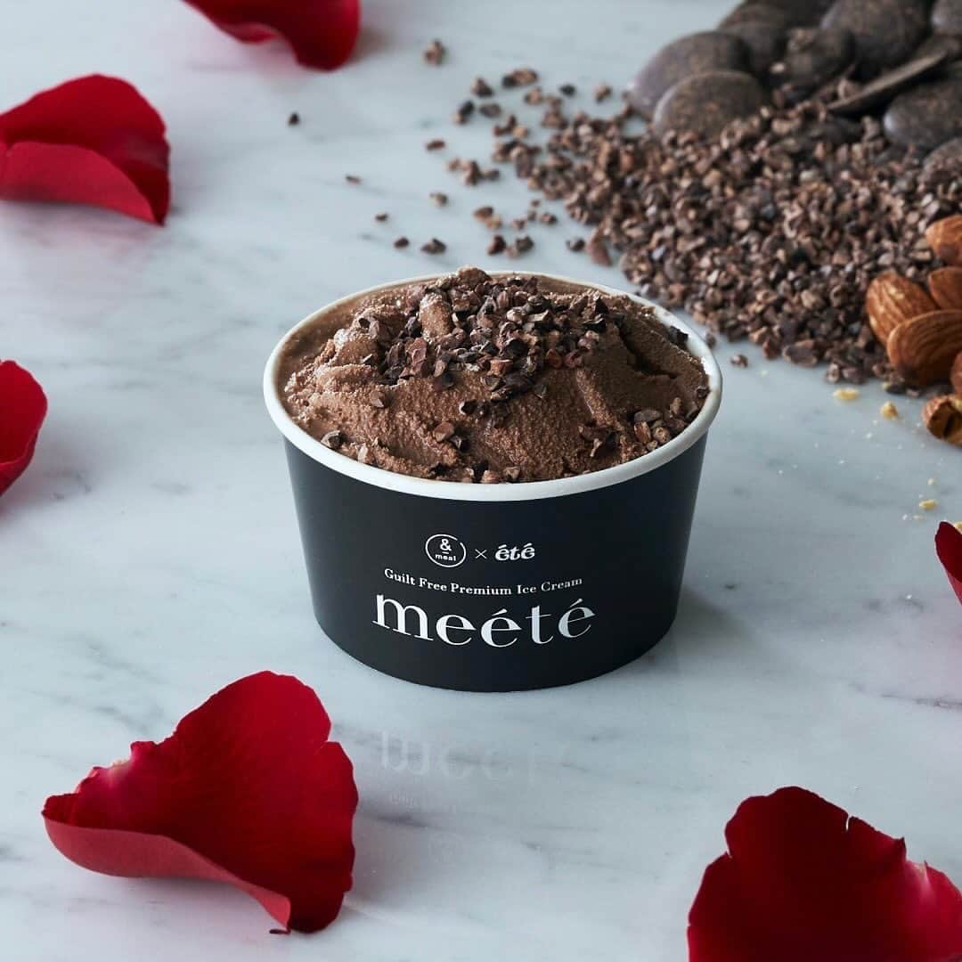 庄司夏子さんのインスタグラム写真 - (庄司夏子Instagram)「Collaboration with @andmeal_official  called “meété “ @meete_tokyo  Is releasing ″meété Guilt Free Premium Ice″ tomorrow 2023.12.12 Tue. 12:00 through reservation website @omakasejapan !   ″meété Guilt Free Premium Ice″の第1弾が明日2023年12月12日(火)12時より予約販売開始されます。  “苦手な食材や、アレルギーはございますか？”  日々の営業で必ずこの質問をゲストにします。 コロナを経て営業が本格的に再開し、日本はもちろんいろんな国からの方々と日々接する機会が増えました。その中で、乳製品や小麦粉、卵から始まりアレルギーや苦手食材を聞く事が増えたように感じていました。また自宅でご飯を食べる頻度が高まったことにより自分や家族の健康を配慮する人も増加傾向にあると感じていました。 実際に消費者庁「令和3年度食物アレルギーに関連する食品表示に関する調査研究事業報告書」でもそのようなデータがでています。  味が完成されたデザート、特にアイスを本当の無添加物でヴィーガン、グルテンフリーでつくることは簡単ではありません。世界で勝負している食と美, それぞれのプロフェッショナルである私たちが長い試作期間を経て身体の細胞に寄り添ったアイスをつくりました。 シェフの私が考案する味の構成とレシピに加え国家資格管理栄養士とフードドクター（一般社団法人日本フードドクター食医学協会）メンバーで構成された @meeth_official の @andmeal_official by @sonchan0111 とタッグを組み、美と健康のアプローチが一つになっています。  乳化剤、安定剤、着色料、香料無添加の100％ナチュラルな手づくり製法に加え、生クリーム、白砂糖不使用、グルテンフリー、プラントベース(vegan)の原材料でありながら、リッチな濃厚さも兼ね備えた贅沢な味わいは、これまでのギルトフリーという概念を覆してくれます。 フレーバーはétéシグネチャーマンゴーにちなみマンゴー杏仁、美容効果の高い豆乳を使用したソイココナッツ、リッチにカカオが香るハイカカオの３種類になります。(個人的に普段チョコレート菓子を我慢してるのでプラントベースでつくったハイカカオは一番お気に入りです。サウナ後🧖に食べるのが夢です。笑)  美しさの高みを目指す人、いつまでも健康でいて欲しいと心から願う家族や大切な人に食べてもらいたい作品です。  I would like to Announce that we @ete.restaurant  and @andmeal_official created the ice cream brand .and 1st edition will be vegan,gluten free ice cream will release tomorrow. It is not easy to make ice cream that tastes perfect without additives. However, we, professionals in the fields of food and beauty who are competing on the world stage, have created an ice cream that is close to the body ,like inner beauty and health . In addition to the taste composition and recipes devised by my chef, we have combined the health approach of a beauty expert. I hope that people who aspire to the heights of beauty, and the families and loved ones who wish them to stay healthy forever will enjoy the ice cream which is we created :)    発送予定時期 　2024年1月22日（月）以降 順次発送  販売サイト(オンライン販売になります) 　　@omakasejapan    @andmeal_official   #guiltfree #guiltfreesweets #premiumice #premiumicecream」12月11日 17時07分 - natsuko.ete