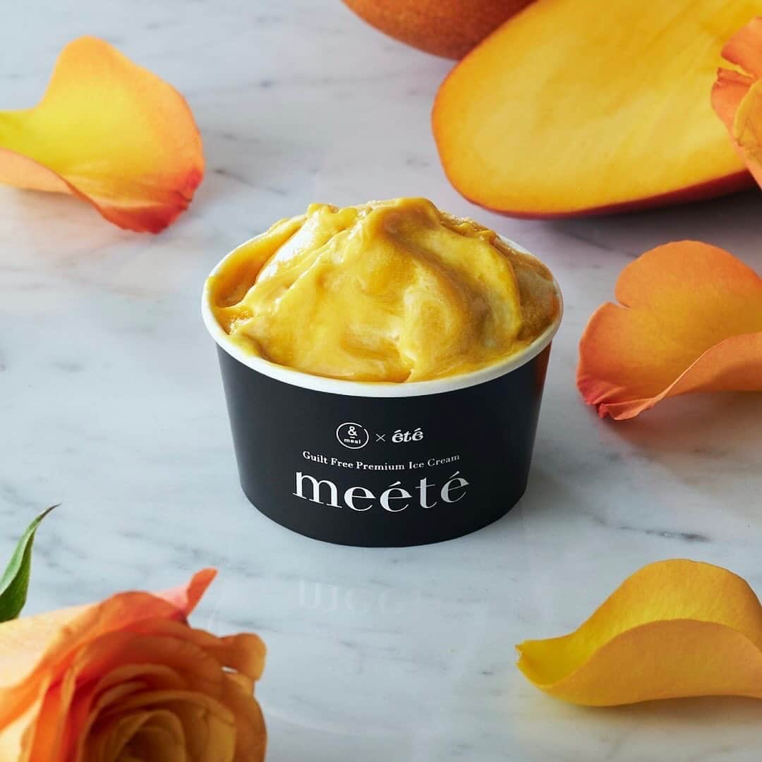 庄司夏子さんのインスタグラム写真 - (庄司夏子Instagram)「Collaboration with @andmeal_official  called “meété “ @meete_tokyo  Is releasing ″meété Guilt Free Premium Ice″ tomorrow 2023.12.12 Tue. 12:00 through reservation website @omakasejapan !   ″meété Guilt Free Premium Ice″の第1弾が明日2023年12月12日(火)12時より予約販売開始されます。  “苦手な食材や、アレルギーはございますか？”  日々の営業で必ずこの質問をゲストにします。 コロナを経て営業が本格的に再開し、日本はもちろんいろんな国からの方々と日々接する機会が増えました。その中で、乳製品や小麦粉、卵から始まりアレルギーや苦手食材を聞く事が増えたように感じていました。また自宅でご飯を食べる頻度が高まったことにより自分や家族の健康を配慮する人も増加傾向にあると感じていました。 実際に消費者庁「令和3年度食物アレルギーに関連する食品表示に関する調査研究事業報告書」でもそのようなデータがでています。  味が完成されたデザート、特にアイスを本当の無添加物でヴィーガン、グルテンフリーでつくることは簡単ではありません。世界で勝負している食と美, それぞれのプロフェッショナルである私たちが長い試作期間を経て身体の細胞に寄り添ったアイスをつくりました。 シェフの私が考案する味の構成とレシピに加え国家資格管理栄養士とフードドクター（一般社団法人日本フードドクター食医学協会）メンバーで構成された @meeth_official の @andmeal_official by @sonchan0111 とタッグを組み、美と健康のアプローチが一つになっています。  乳化剤、安定剤、着色料、香料無添加の100％ナチュラルな手づくり製法に加え、生クリーム、白砂糖不使用、グルテンフリー、プラントベース(vegan)の原材料でありながら、リッチな濃厚さも兼ね備えた贅沢な味わいは、これまでのギルトフリーという概念を覆してくれます。 フレーバーはétéシグネチャーマンゴーにちなみマンゴー杏仁、美容効果の高い豆乳を使用したソイココナッツ、リッチにカカオが香るハイカカオの３種類になります。(個人的に普段チョコレート菓子を我慢してるのでプラントベースでつくったハイカカオは一番お気に入りです。サウナ後🧖に食べるのが夢です。笑)  美しさの高みを目指す人、いつまでも健康でいて欲しいと心から願う家族や大切な人に食べてもらいたい作品です。  I would like to Announce that we @ete.restaurant  and @andmeal_official created the ice cream brand .and 1st edition will be vegan,gluten free ice cream will release tomorrow. It is not easy to make ice cream that tastes perfect without additives. However, we, professionals in the fields of food and beauty who are competing on the world stage, have created an ice cream that is close to the body ,like inner beauty and health . In addition to the taste composition and recipes devised by my chef, we have combined the health approach of a beauty expert. I hope that people who aspire to the heights of beauty, and the families and loved ones who wish them to stay healthy forever will enjoy the ice cream which is we created :)    発送予定時期 　2024年1月22日（月）以降 順次発送  販売サイト(オンライン販売になります) 　　@omakasejapan    @andmeal_official   #guiltfree #guiltfreesweets #premiumice #premiumicecream」12月11日 17時07分 - natsuko.ete