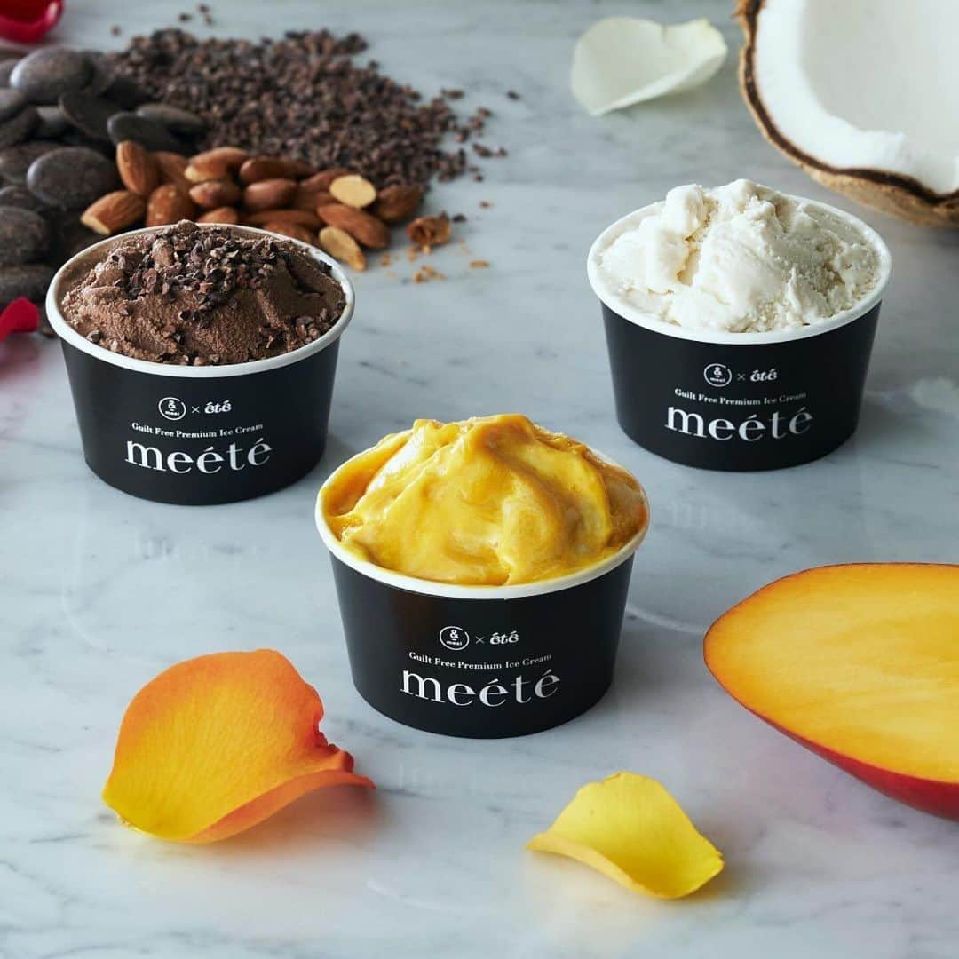 庄司夏子のインスタグラム：「Collaboration with @andmeal_official  called “meété “ @meete_tokyo  Is releasing ″meété Guilt Free Premium Ice″ tomorrow 2023.12.12 Tue. 12:00 through reservation website @omakasejapan !   ″meété Guilt Free Premium Ice″の第1弾が明日2023年12月12日(火)12時より予約販売開始されます。  “苦手な食材や、アレルギーはございますか？”  日々の営業で必ずこの質問をゲストにします。 コロナを経て営業が本格的に再開し、日本はもちろんいろんな国からの方々と日々接する機会が増えました。その中で、乳製品や小麦粉、卵から始まりアレルギーや苦手食材を聞く事が増えたように感じていました。また自宅でご飯を食べる頻度が高まったことにより自分や家族の健康を配慮する人も増加傾向にあると感じていました。 実際に消費者庁「令和3年度食物アレルギーに関連する食品表示に関する調査研究事業報告書」でもそのようなデータがでています。  味が完成されたデザート、特にアイスを本当の無添加物でヴィーガン、グルテンフリーでつくることは簡単ではありません。世界で勝負している食と美, それぞれのプロフェッショナルである私たちが長い試作期間を経て身体の細胞に寄り添ったアイスをつくりました。 シェフの私が考案する味の構成とレシピに加え国家資格管理栄養士とフードドクター（一般社団法人日本フードドクター食医学協会）メンバーで構成された @meeth_official の @andmeal_official by @sonchan0111 とタッグを組み、美と健康のアプローチが一つになっています。  乳化剤、安定剤、着色料、香料無添加の100％ナチュラルな手づくり製法に加え、生クリーム、白砂糖不使用、グルテンフリー、プラントベース(vegan)の原材料でありながら、リッチな濃厚さも兼ね備えた贅沢な味わいは、これまでのギルトフリーという概念を覆してくれます。 フレーバーはétéシグネチャーマンゴーにちなみマンゴー杏仁、美容効果の高い豆乳を使用したソイココナッツ、リッチにカカオが香るハイカカオの３種類になります。(個人的に普段チョコレート菓子を我慢してるのでプラントベースでつくったハイカカオは一番お気に入りです。サウナ後🧖に食べるのが夢です。笑)  美しさの高みを目指す人、いつまでも健康でいて欲しいと心から願う家族や大切な人に食べてもらいたい作品です。  I would like to Announce that we @ete.restaurant  and @andmeal_official created the ice cream brand .and 1st edition will be vegan,gluten free ice cream will release tomorrow. It is not easy to make ice cream that tastes perfect without additives. However, we, professionals in the fields of food and beauty who are competing on the world stage, have created an ice cream that is close to the body ,like inner beauty and health . In addition to the taste composition and recipes devised by my chef, we have combined the health approach of a beauty expert. I hope that people who aspire to the heights of beauty, and the families and loved ones who wish them to stay healthy forever will enjoy the ice cream which is we created :)    発送予定時期 　2024年1月22日（月）以降 順次発送  販売サイト(オンライン販売になります) 　　@omakasejapan    @andmeal_official   #guiltfree #guiltfreesweets #premiumice #premiumicecream」