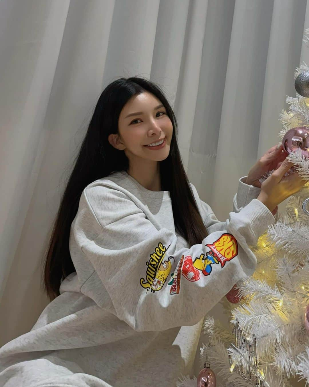 蘇心甯のインスタグラム：「最近在家裡佈置聖誕樹🎄有裝燈飾和沒裝燈飾的聖誕樹真的差很多，可見燈飾和光源對居家氣氛有多重要！  最近我把臥室的光源設計一下，我在天花板選用棉花糖造型燈具，真的是超級可愛的☁️他有LED三段式可調光功能，不管是睡前的氣氛燈～還是睡醒的醒腦燈💡都可以隨心情和需求調整～我躺在床上看著它，就莫名的融化在雲朵裡，特別的療癒人心！  也把房東留下很耗電又會曬傷的鹵素燈，全部都換成LED的，省下一些電費好開心，重點是在家開燈，就不用擔心會曬黑了哈哈💛  燈飾123價格很實在，這次還特別給Lala 粉絲寶寶們獨家優惠93折！無消費門檻只要記得提供優惠碼：Lala93👏🏼年終要換美美燈具，或許換省電的LED燈趕快趁這個時候～活動時間即日起至2023/01/31 23:59:59 止  @_lighting123 #燈飾123  https://www.lighting123shop.com.tw」