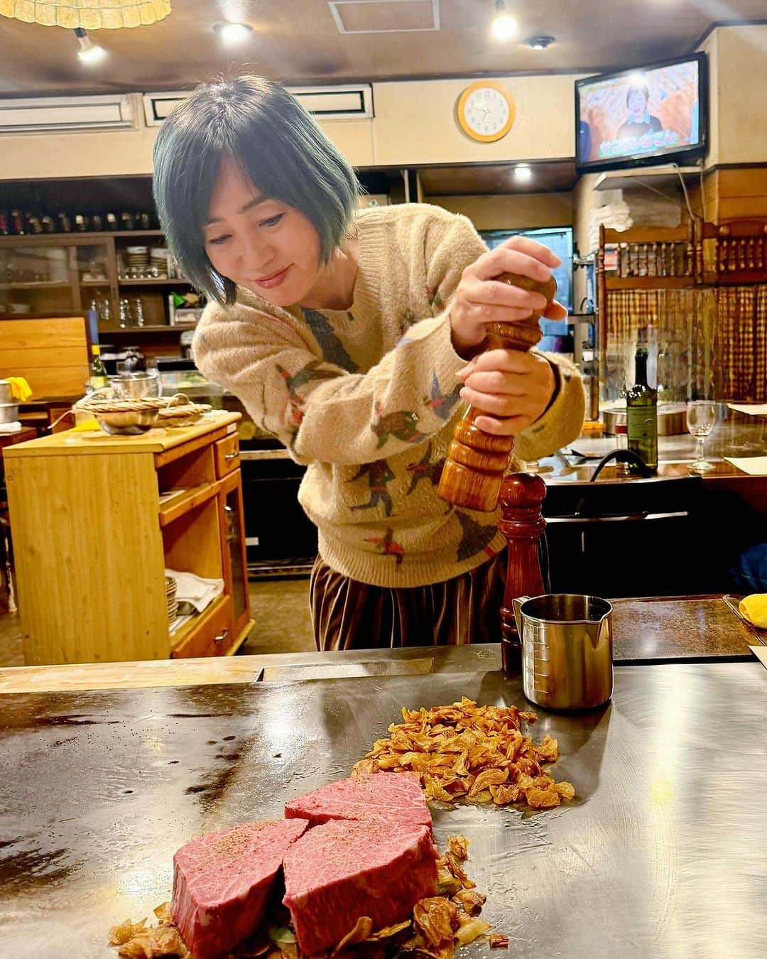 橋本志穂さんのインスタグラム写真 - (橋本志穂Instagram)「浅草のステーキとみいへ‼️ なかなか予約取れなくて、やっと取れた❣️  北海道から親友の綾さん夫妻が来る予定が、急遽、来れなくなって〜🥲🥲🥲夫婦2人で行くのもなぁ〜☹️と思ってたけど お嬢さんの桃ちゃん誘ったら　 ご両親いないのに、来てくれたよー❣️ 東京のお母ちゃんとして嬉しい☺️  とみいはステーキ🥩は言うまでもありませんが、 ハンバーグが絶品❣️ ハンバーグだけ10個食べに行きたいといつも思うのです。 かと思ったら 昨日の牡蠣の焼き方はサイコーだし、鶏肉も美味しかった〜 エビも殻まで煎餅にして食べられるし、骨も元気になりました。  楽しくて、美味しい夜でした😋  Ｈ&Oさん、お付き合い、ありがとうございました😊  焼いてるテイの写真あるけど、 お店の人が絶妙に、 手間暇かけて焼いて下さいます。 自分で焼かなくていいから ご安心を〜 タイヤの履き替えと同じね😜 なんでもやってみたくなる私 #グルメ #浅草 #とみい #ハンバーグ #ステーキ  @trackman_momona」12月11日 17時09分 - shihohashimoto3