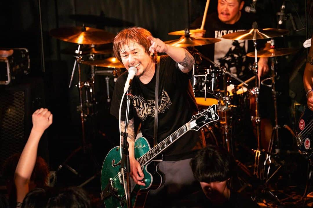 横山健のインスタグラム：「2023.12.10 “These Magic Words tour” @ Club ROOTS, Gifu, Japan  いろんなことを無くしていくことを受け入れつつ、オレは演り続けるのさ。  Photo by サカイマサト  #thebirthday #gretsch #gretschguitars #kenyokoyama #横山健 #pizzaofdeath」