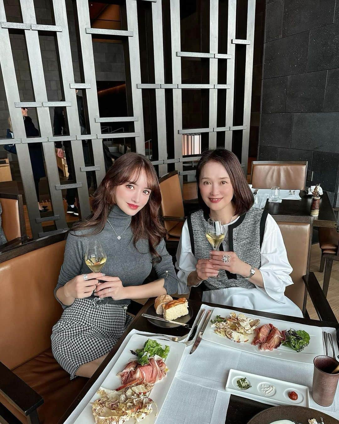 伊東亜梨沙さんのインスタグラム写真 - (伊東亜梨沙Instagram)「ママとランチ🍝 📍アルヴァ . 1杯だけにしようね、とか言って2杯目も普通に飲む私達。笑←いつも 親友みたいな母親🩷らぶ🩷 . . #ランチ #lunch #aman #amantokyo #dior #zara #picotin #ピコタンpm」12月11日 17時19分 - arisa__917m