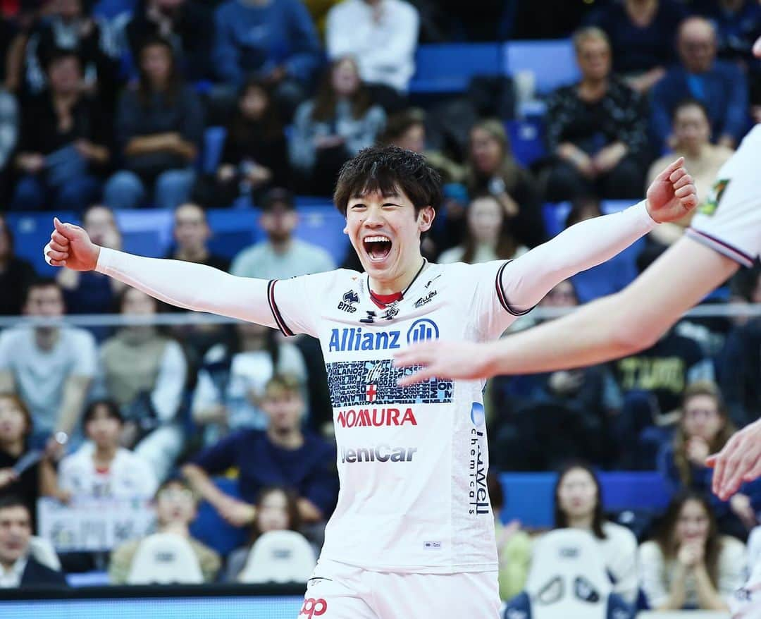 石川祐希のインスタグラム：「. .   28歳になりました。 沢山のお祝いメッセージありがとうございます！  28歳も常に進化し続けます。  まずはコンディションをしっかり整えて、早くコートに戻ります！」