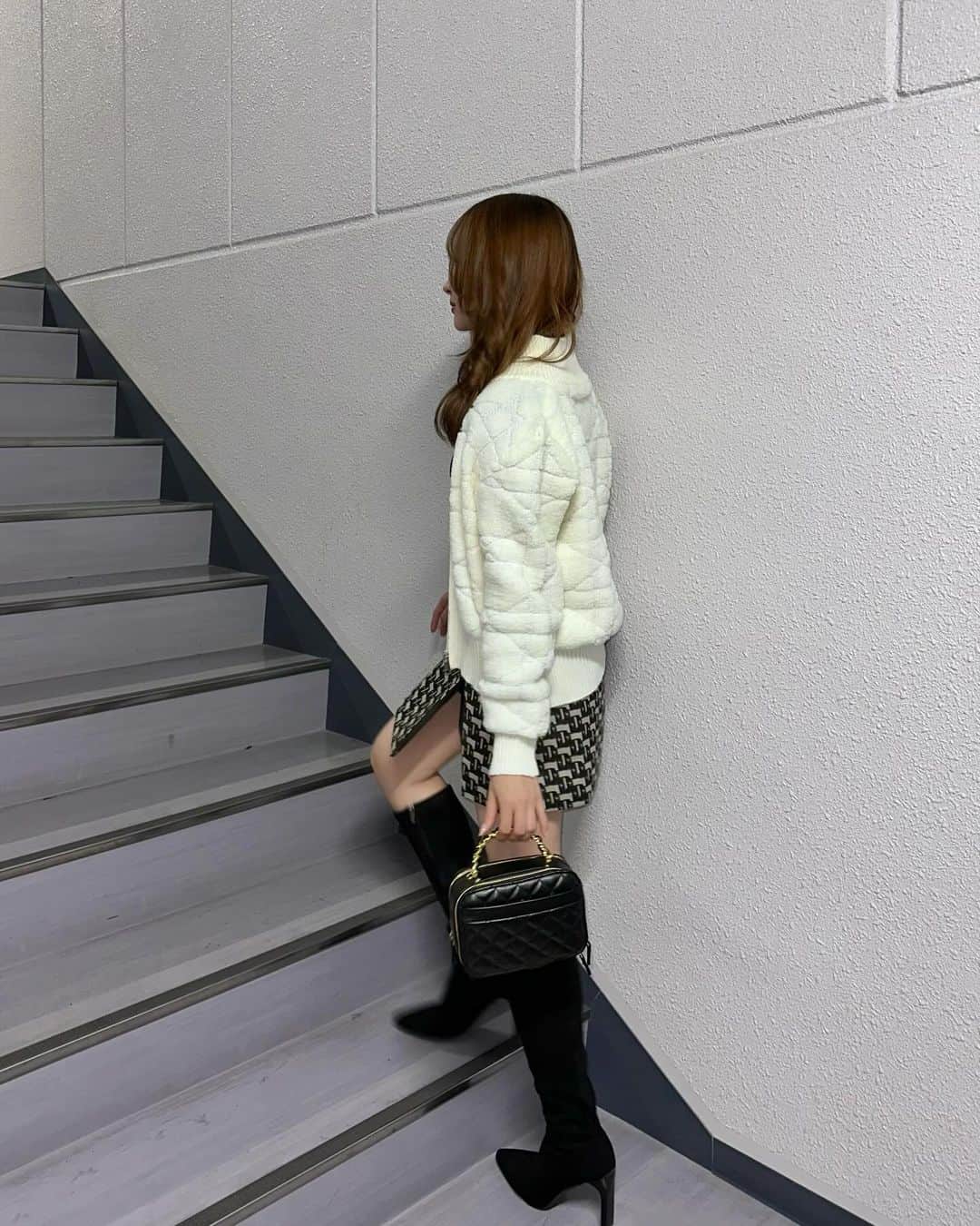 石川翔鈴さんのインスタグラム写真 - (石川翔鈴Instagram)「. 全身可愛くてこのまま着て帰りたいと思った(。-∀-)  プライベートで秋冬に生脚出すことなくなったなあ 高校生の時は意地でもタイツ履かない！！って 謎のプライドがあった...🤭  おしゃれは我慢って言うけれど 私は我慢せずにかなり中に着込んだり ショッピングの時もお洋服の機能性を重視して選んで 結構しっかり目に冷え予防してます😂 ステージ出る前まで持参したブランケットと 足首ウォーマーつけて防寒してたよ❄️☃️  寒さが厳しくなってきましたが みなさんお身体にお気をつけてお過ごしくださいね☺️  👗: @select_coco8   #gakuseirunway #gakuseirunway2023 #selectcoco」12月11日 17時12分 - karen__i328